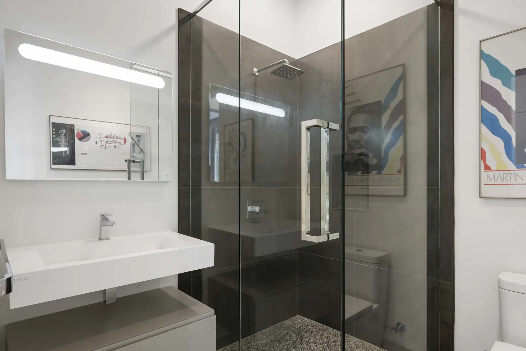 salle de bain avec douche