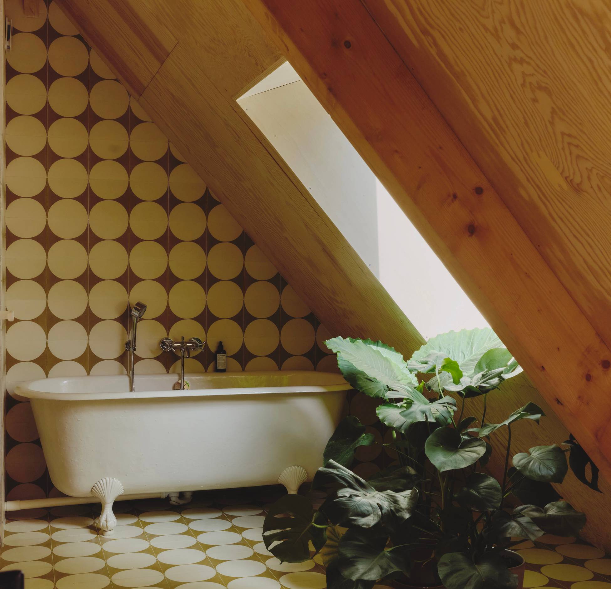 salle de bain mansardée avec velux baignoire pattes de lion Maison Sauvage photo Valentin Le Cron salle de bain mansardée avec velux baignoire pattes de lion Maison Sauvage photo Valentin Le Cron