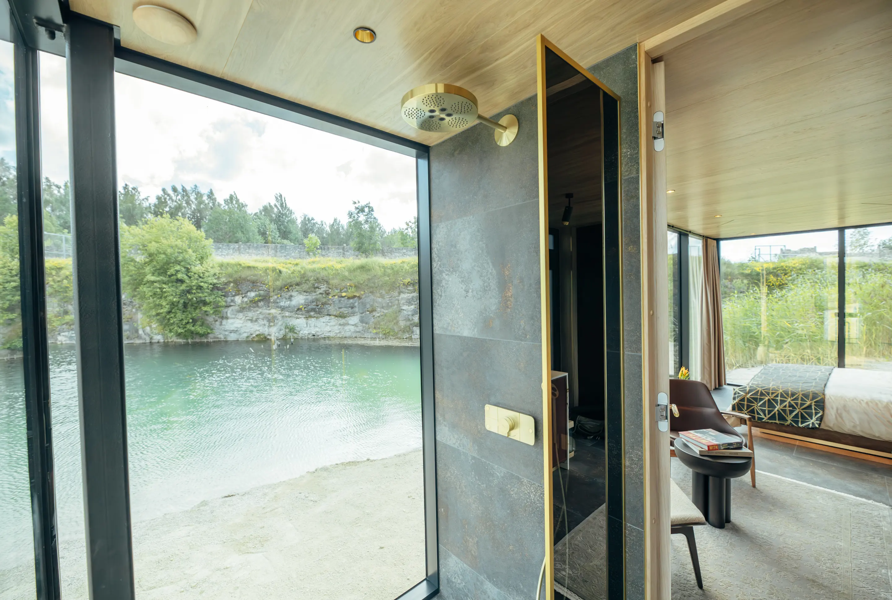 salle de bain baie vitrée petite maison de 26m2 miroir doré ÖÖD Golden House