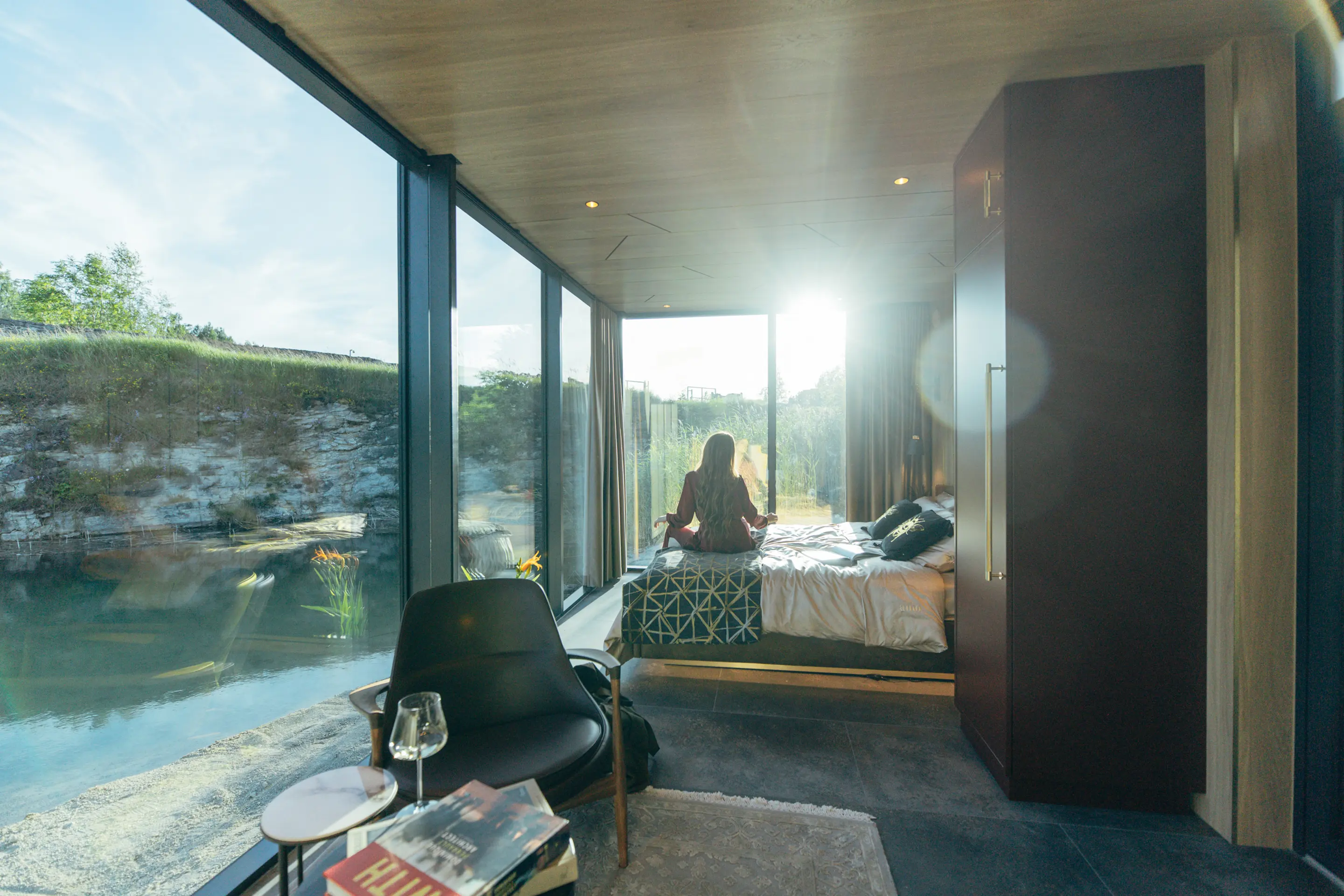 salon et chambre petite maison de 26m2 miroir doré ÖÖD Golden House