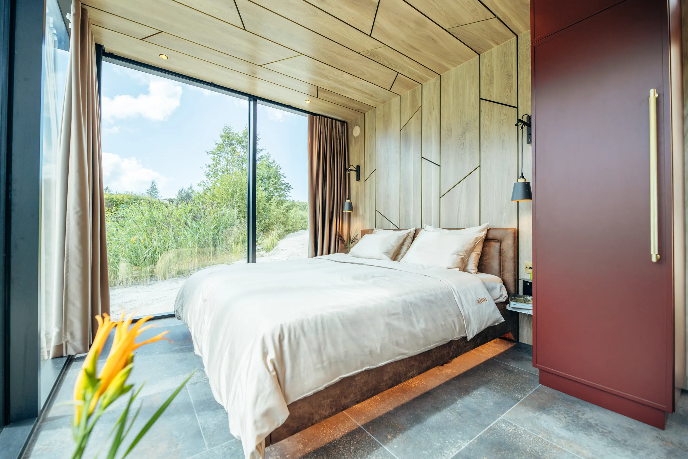 chambre petite maison de 26m2 miroir doré ÖÖD Golden House