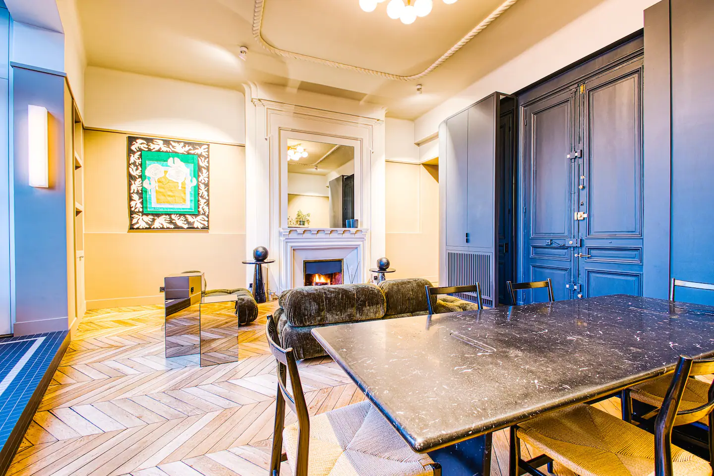 salon décoration design avec cheminée ancienne appartement Paris
