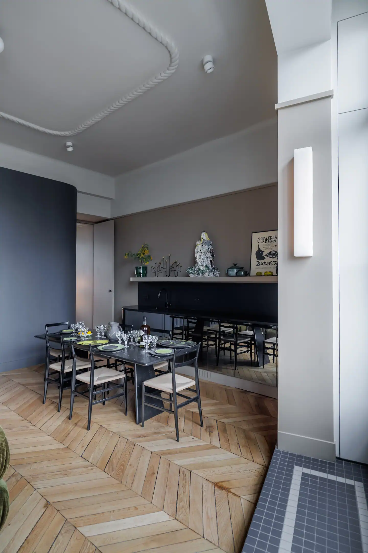 salle à manger et cuisine noire design appartement Paris