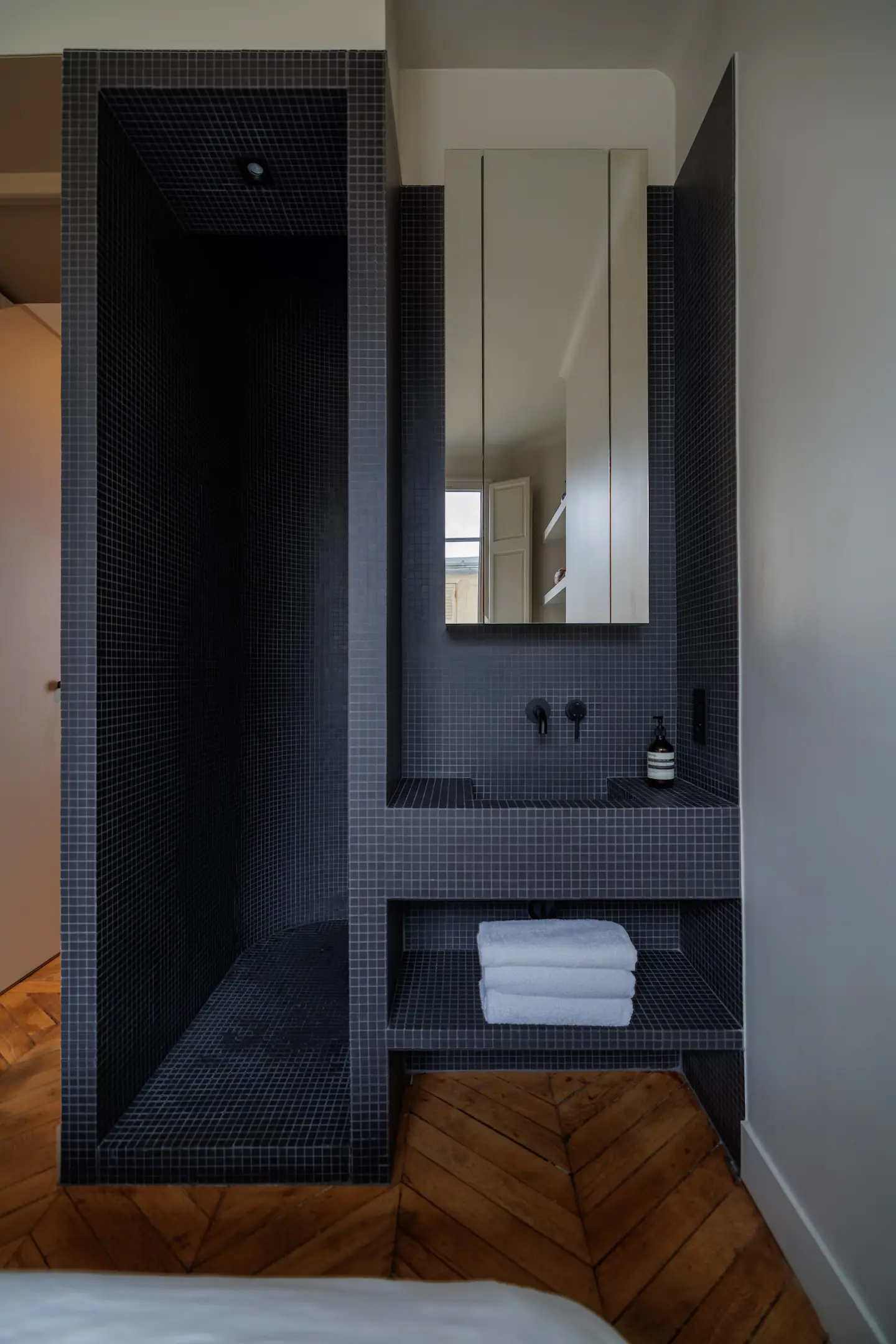 salle de bain carrelage noir