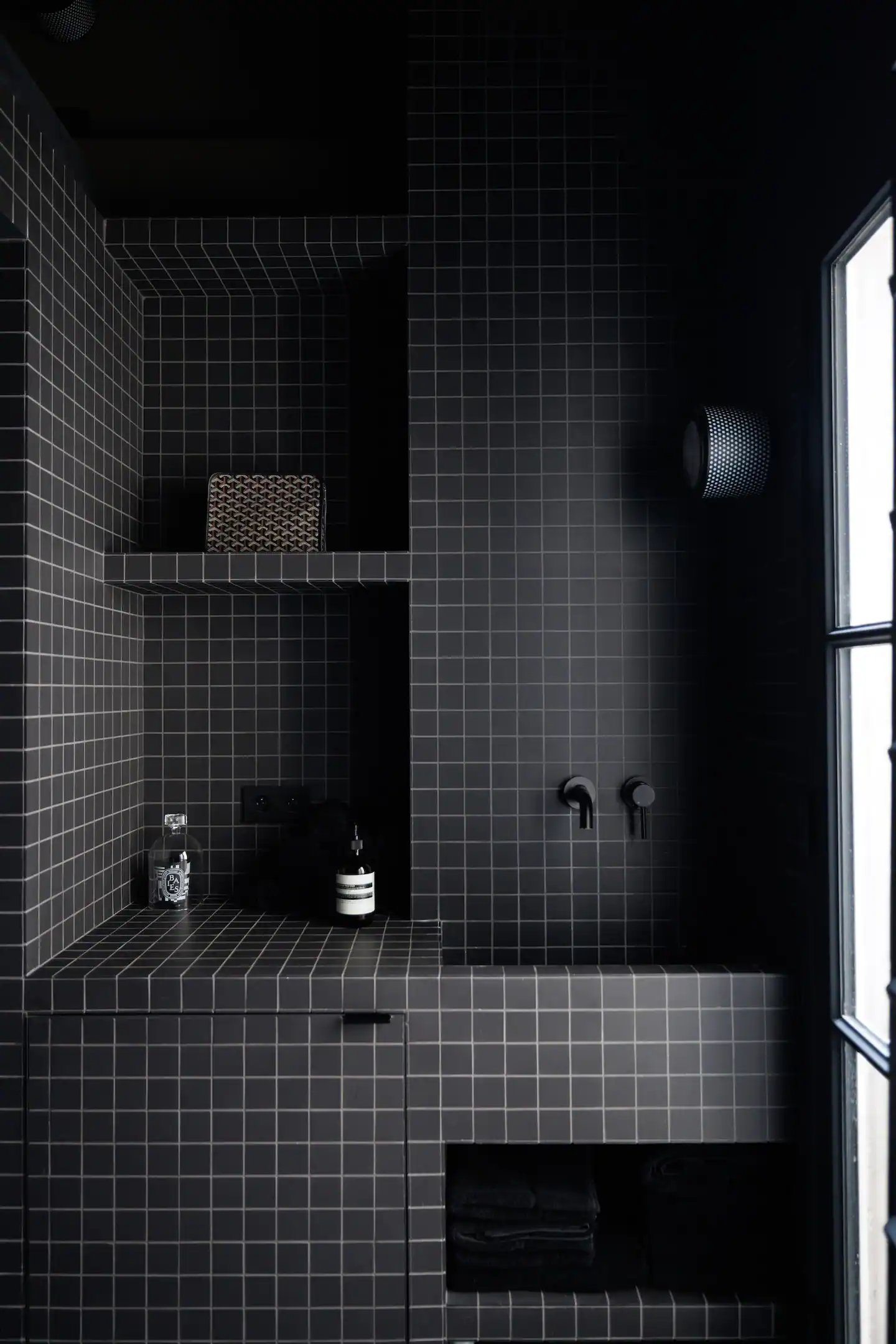 salle de bain design carrelage noir
