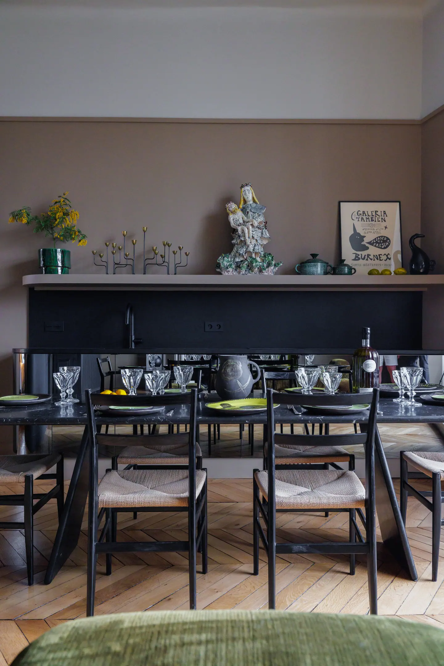 salle à manger et cuisine noire