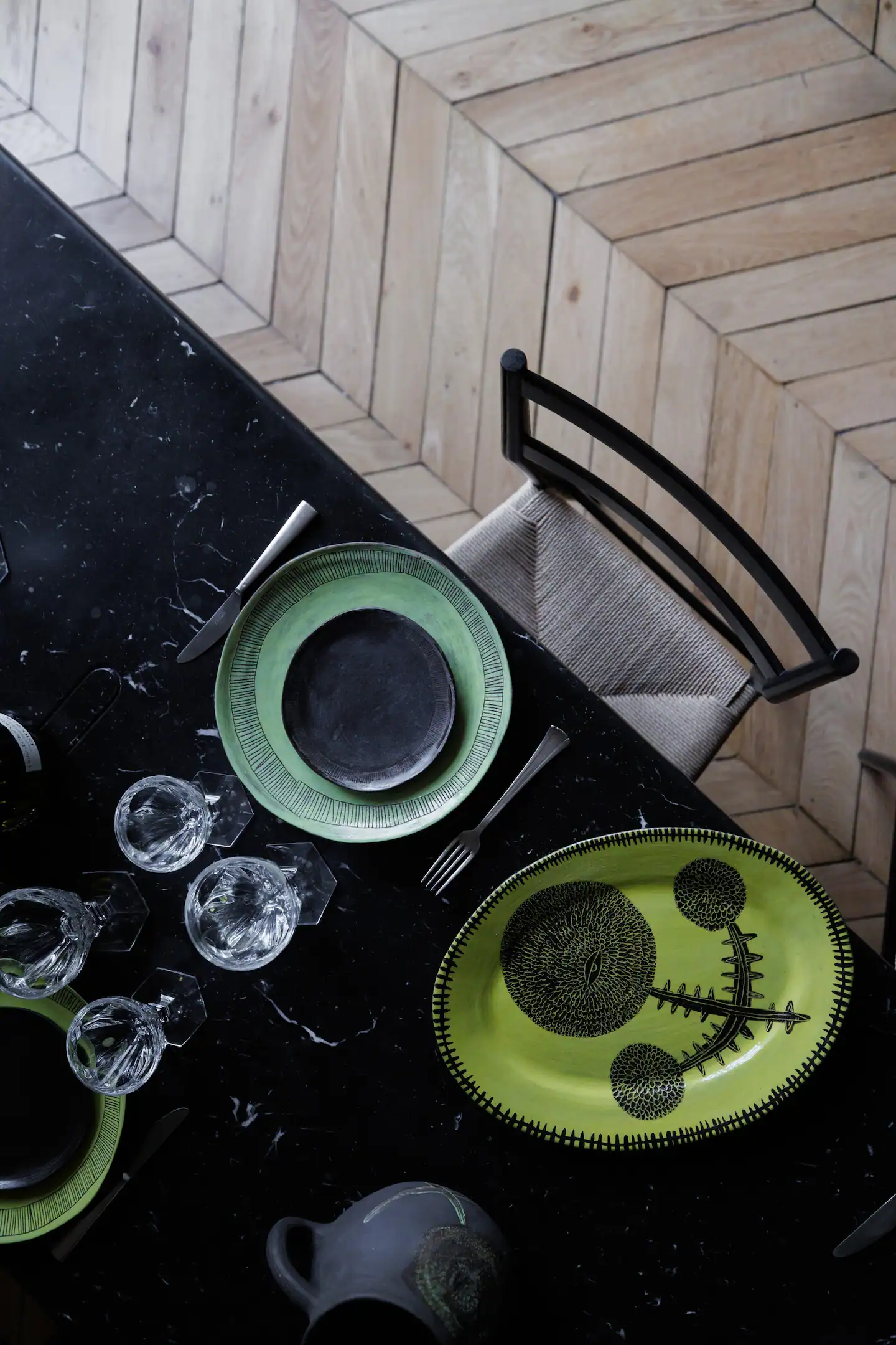 table de salle à manger noire vaisselle verte