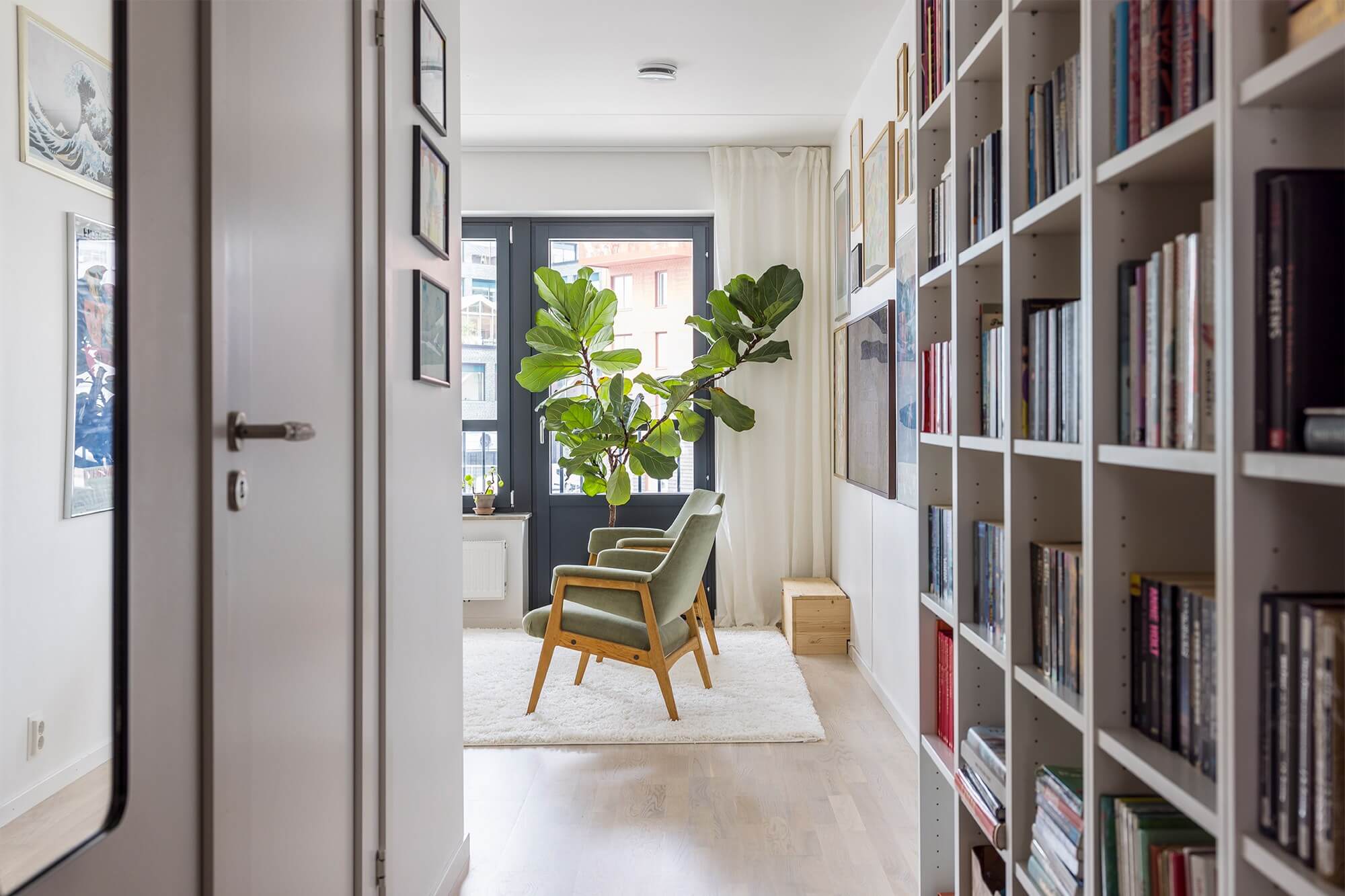 entrée avec bibliothèque appartement décoration contemporaine et scandinave entrée avec bibliothèque appartement décoration contemporaine et scandinave