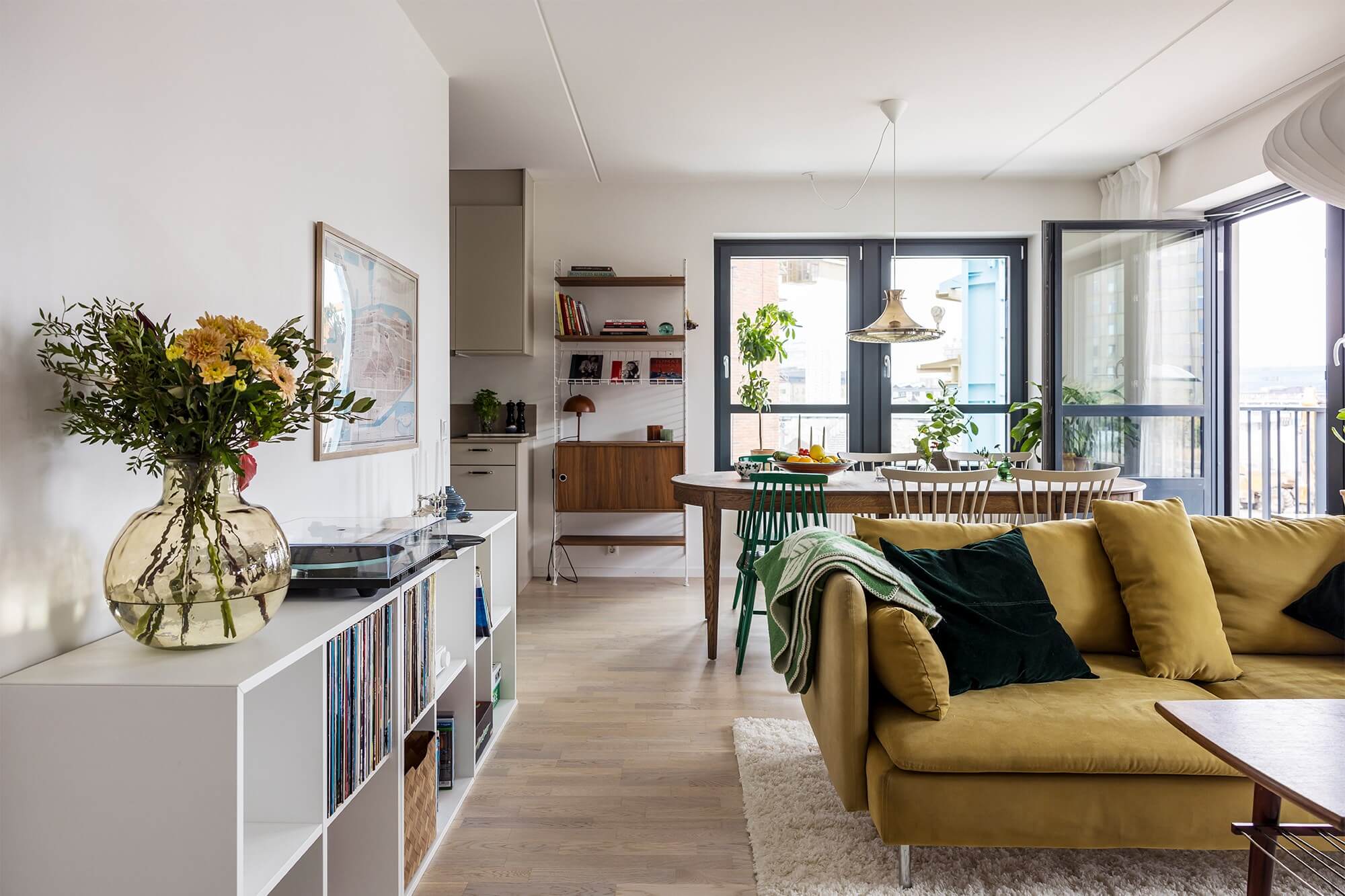 salon canapé jaune appartement décoration contemporaine et scandinave salon canapé jaune appartement décoration contemporaine et scandinave