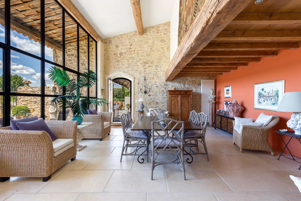 salon avec fenêtre verrière maison en pierres Provence salon avec fenêtre verrière maison en pierres Provence