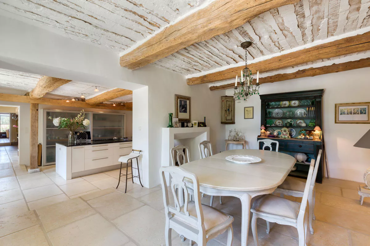 salle à manger et cuisine maison en pierres Provence salle à manger et cuisine maison en pierres Provence