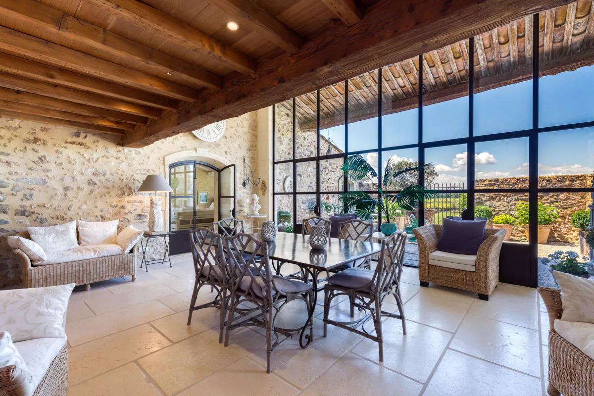 salon avec fenêtre verrière maison en pierres Provence salon avec fenêtre verrière maison en pierres Provence