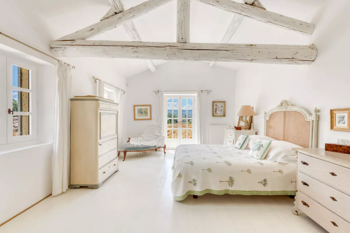 chambre avec poutres maison en pierres Provence chambre avec poutres maison en pierres Provence