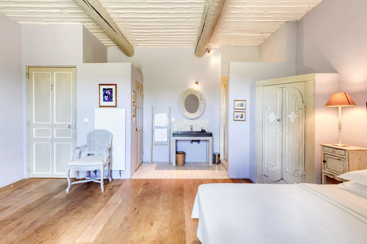chambre avec poutres maison en pierres Provence chambre avec poutres maison en pierres Provence