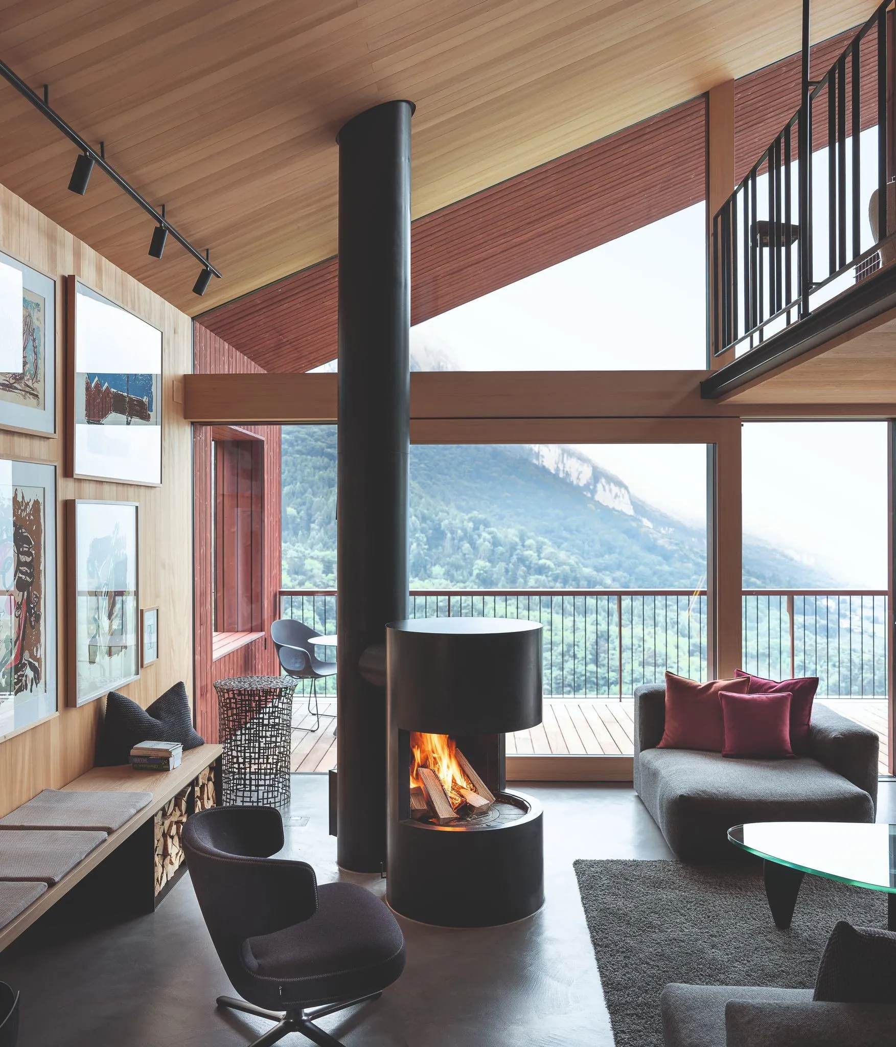 salon chalet avec cheminée acier décoration contemporaine