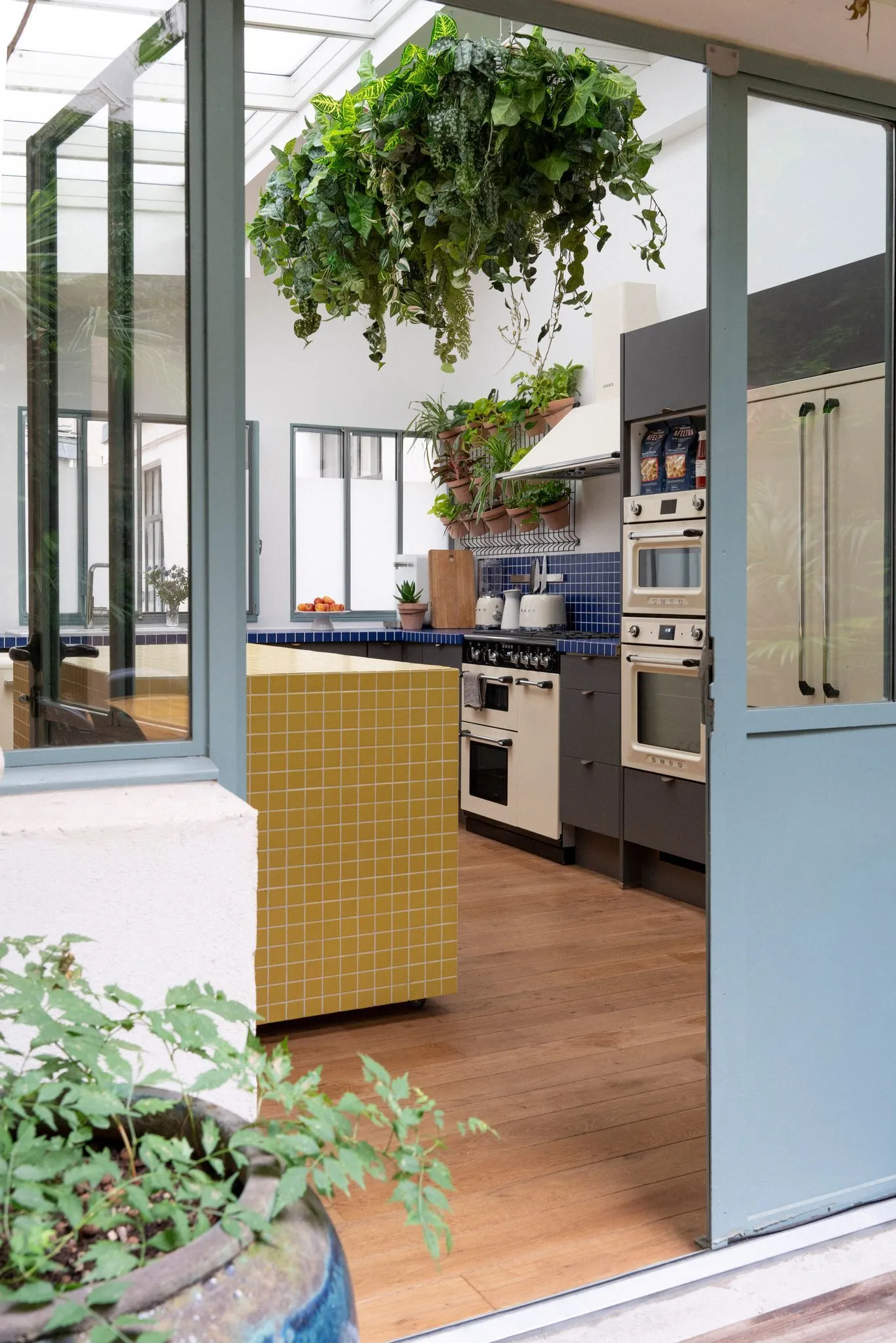 cuisine jaune et bleue loft Paris décoration contemporaine cuisine jaune et bleue loft Paris décoration contemporaine