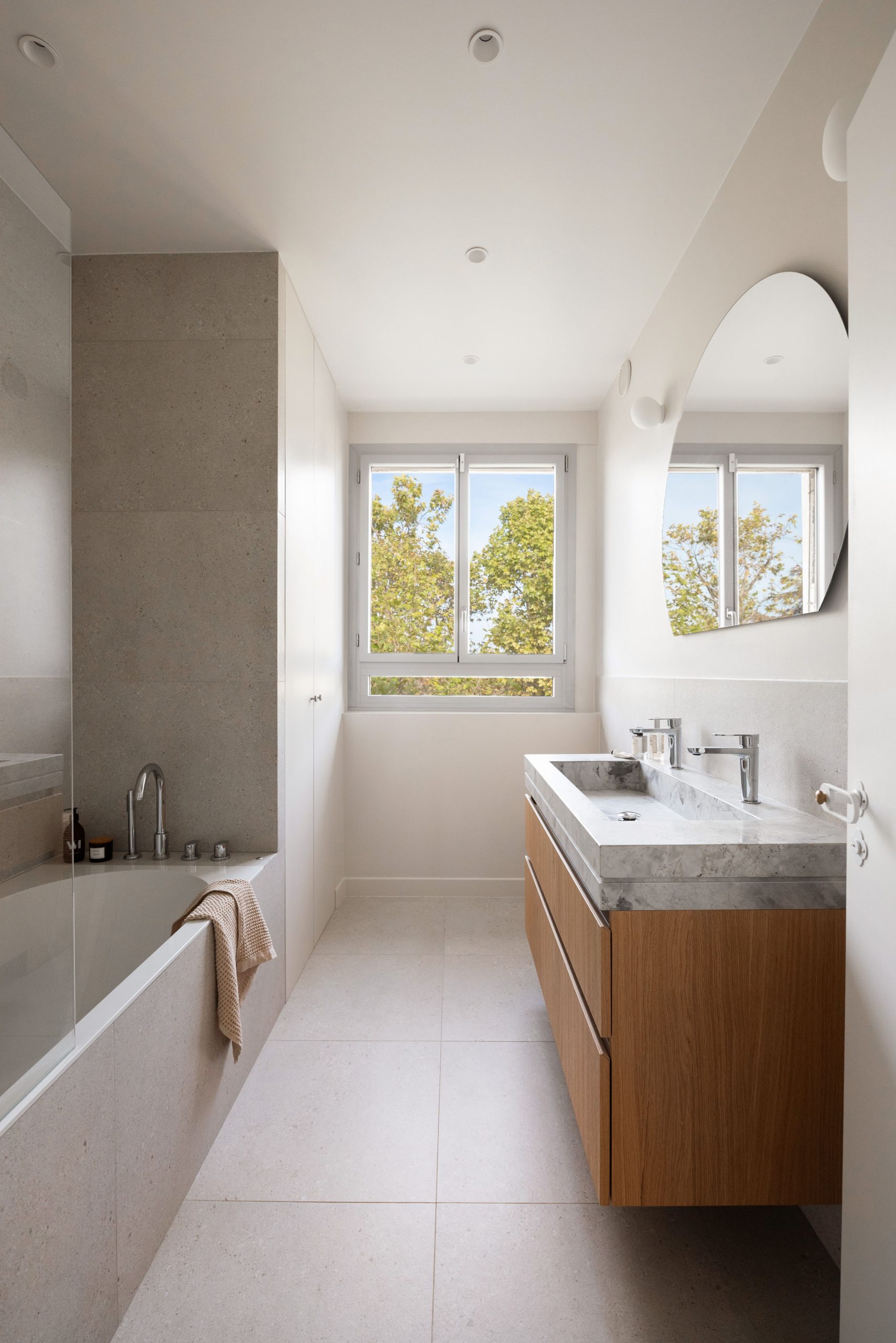 salle de bain grise et bois Photo: ©Cassandre Favaro salle de bain grise et bois Photo: ©Cassandre Favaro