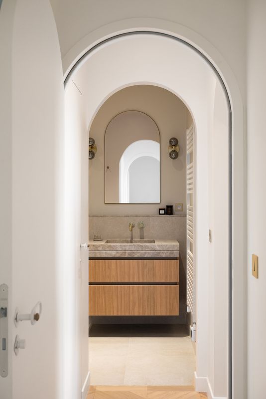 salle de bain grise et bois Photo: ©Cassandre Favaro salle de bain grise et bois Photo: ©Cassandre Favaro