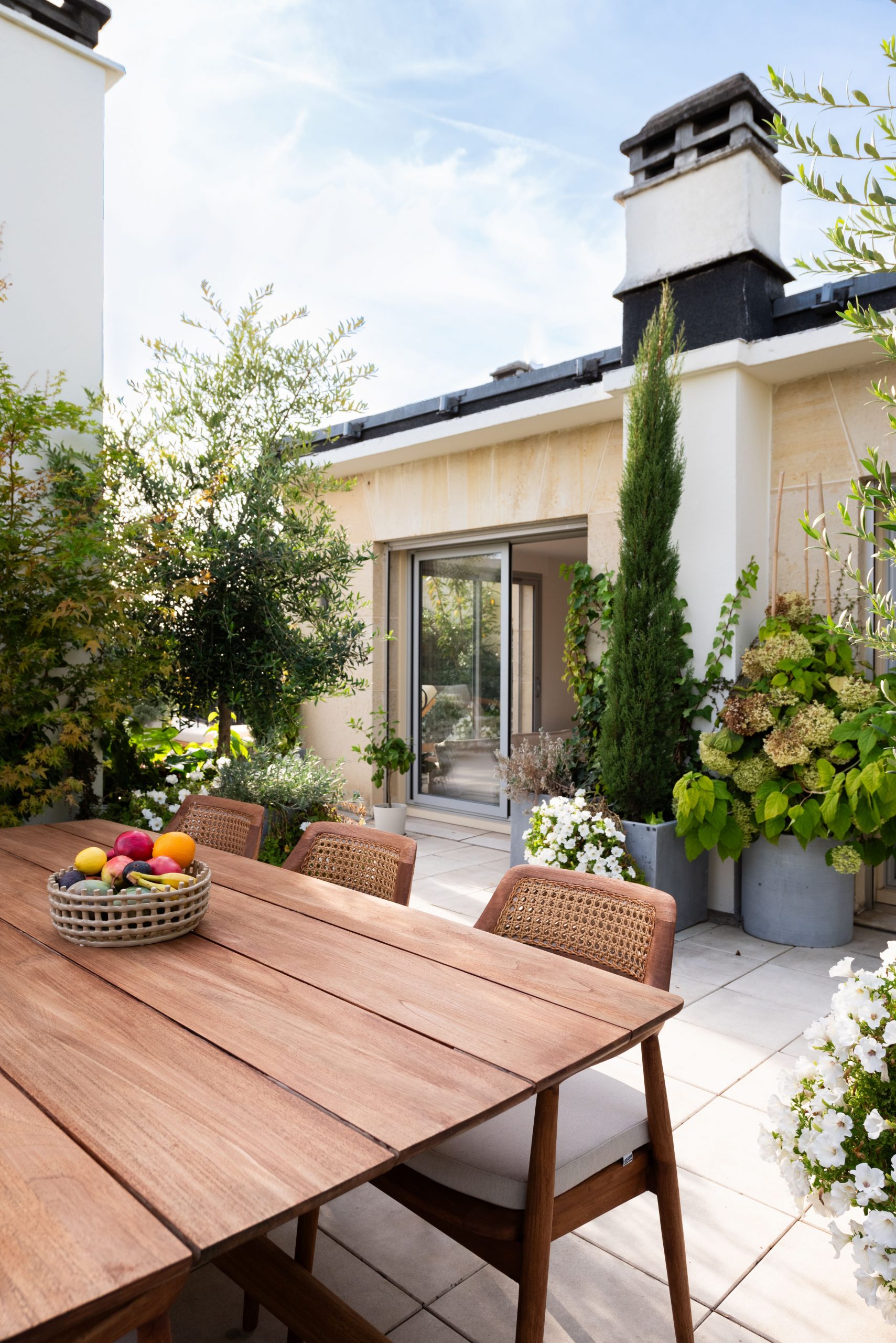 terrasse grand appartement familial à Paris Photo: ©Cassandre Favaro terrasse grand appartement familial à Paris Photo: ©Cassandre Favaro