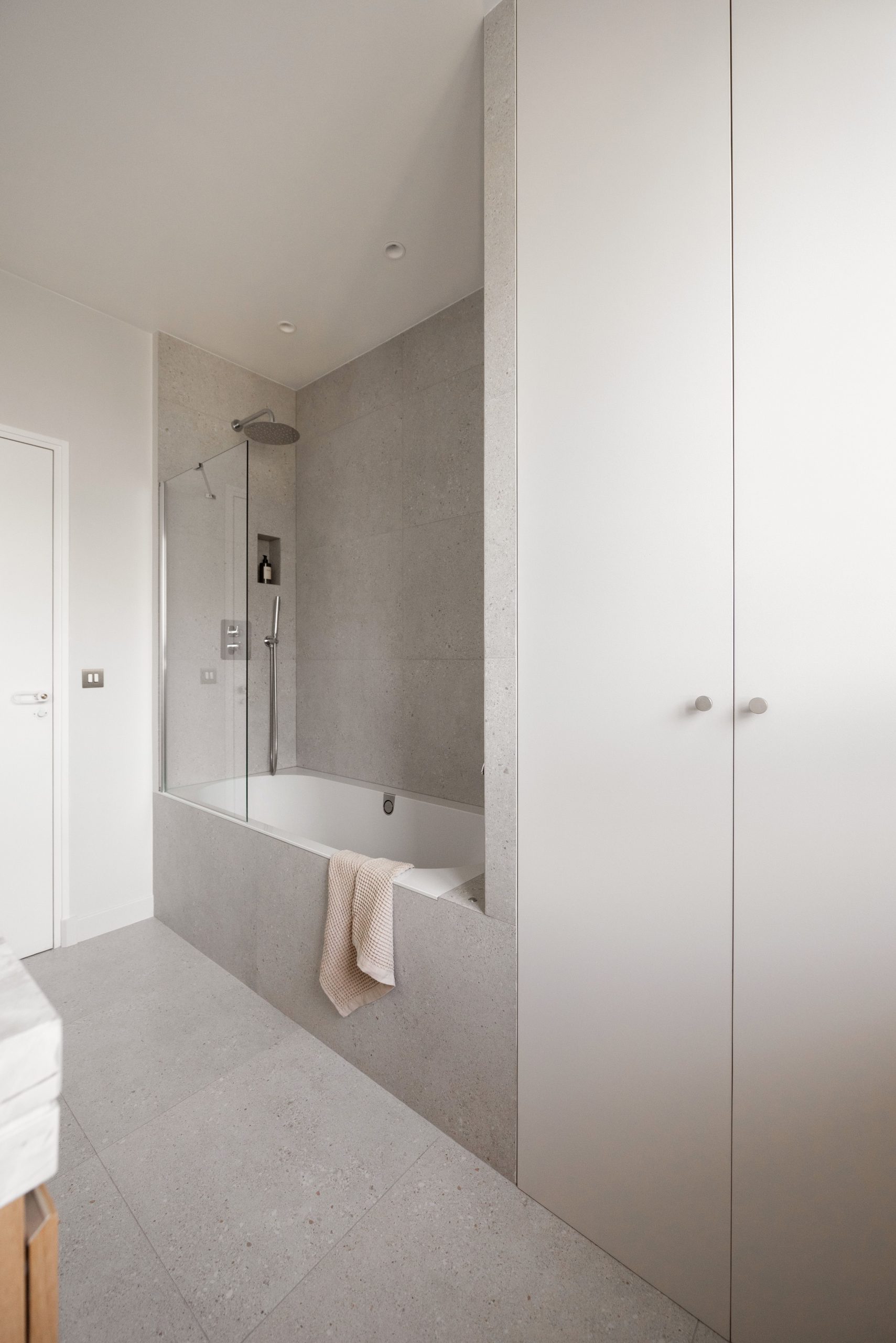 salle de bain grise et bois Photo: ©Cassandre Favaro salle de bain grise et bois Photo: ©Cassandre Favaro