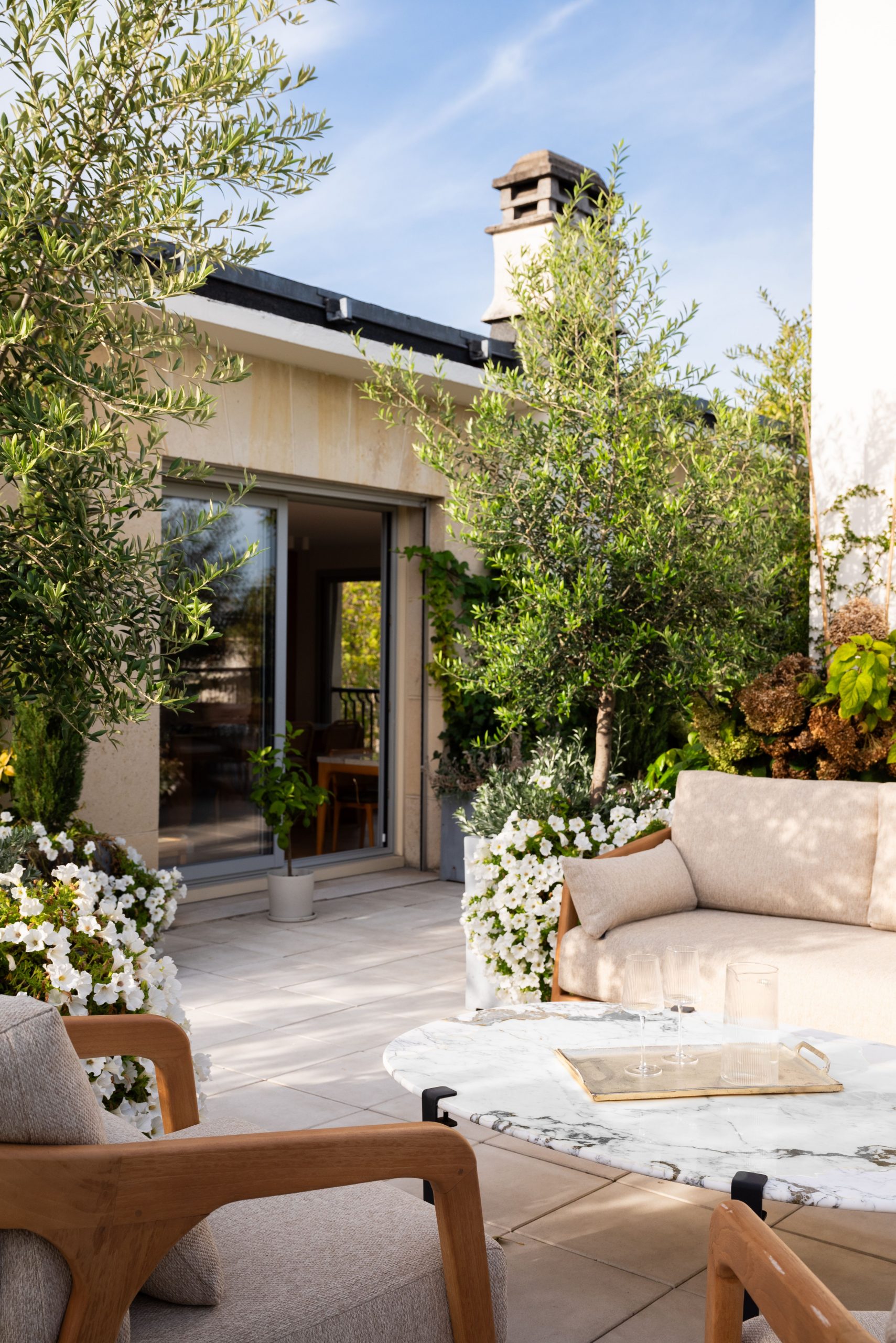 terrasse grand appartement familial à Paris Photo: ©Cassandre Favaro terrasse grand appartement familial à Paris Photo: ©Cassandre Favaro