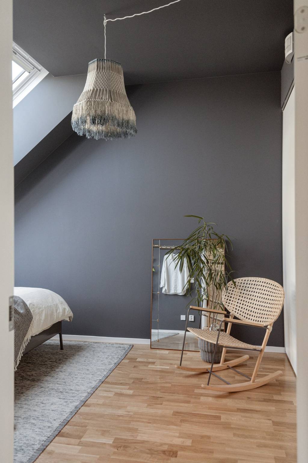 chambre mansardée bleu gris appartement moderne de 86m2 décoration scandinave chambre mansardée bleu gris appartement moderne de 86m2 décoration scandinave
