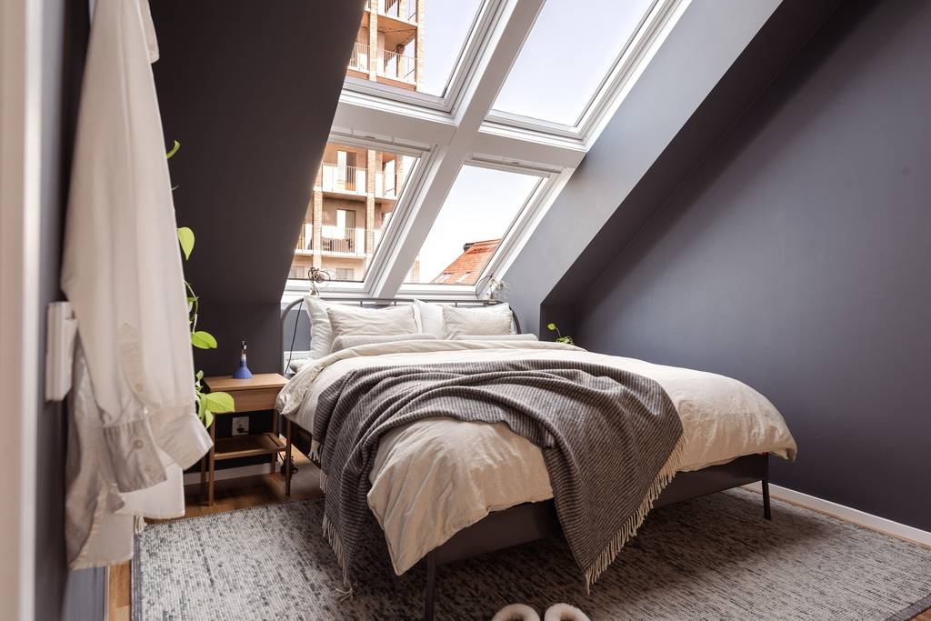 chambre mansardée avec fenêtres de toit appartement moderne de 86m2 décoration scandinave chambre mansardée avec fenêtres de toit appartement moderne de 86m2 décoration scandinave