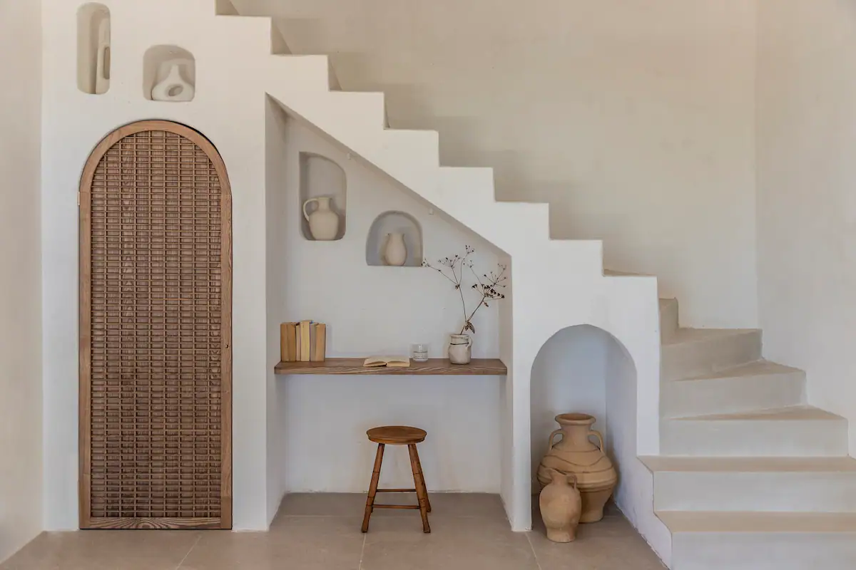 salon avec escalier maçonné maison en Grèce salon avec escalier maçonné maison en Grèce