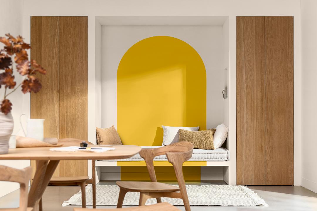 salon arche peinte en jaune Eclat de Joie Dulux valentine couleur de l salon arche peinte en jaune Eclat de Joie Dulux valentine couleur de l'année 2025