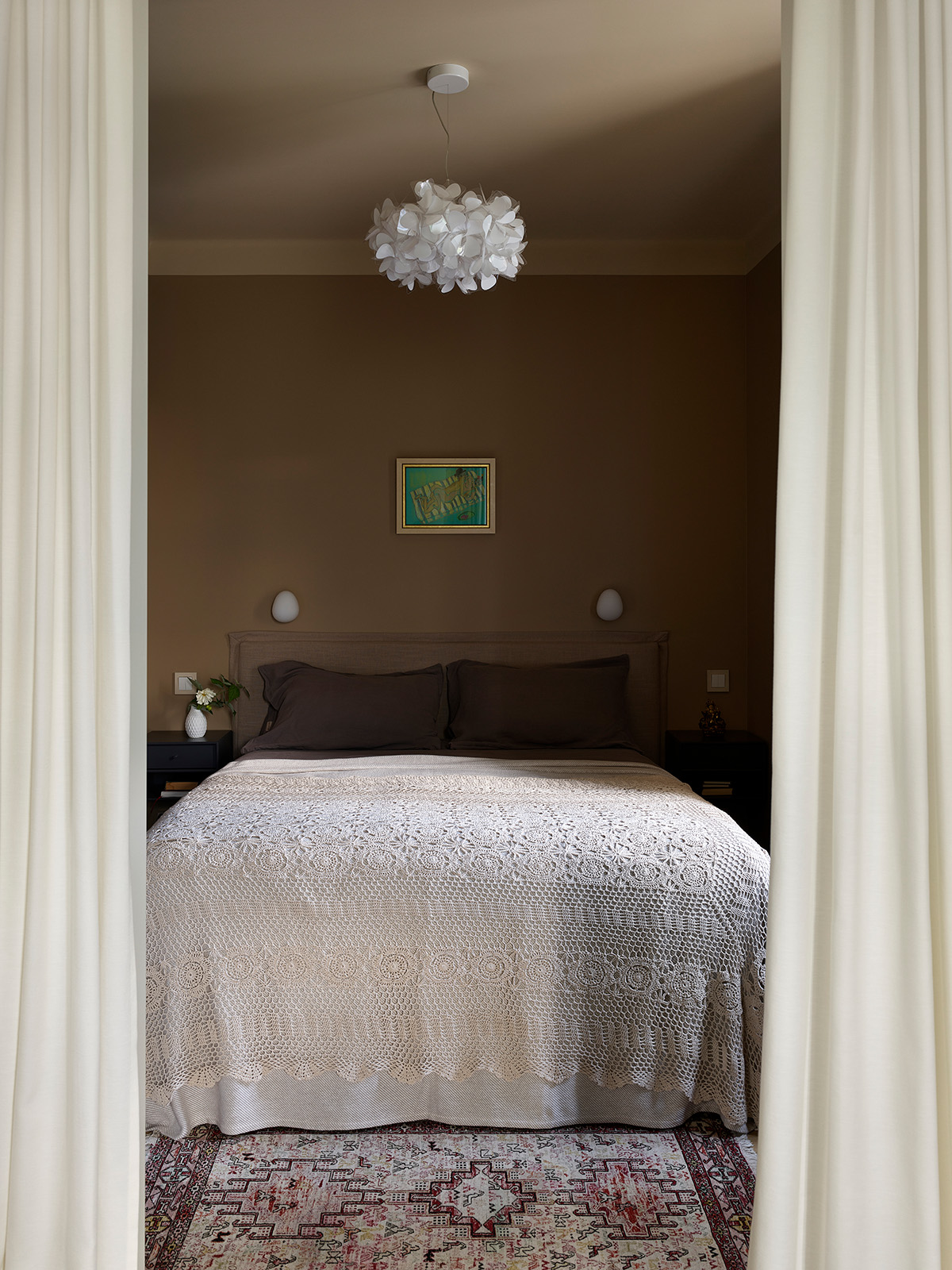 chambre fermée par rideaux