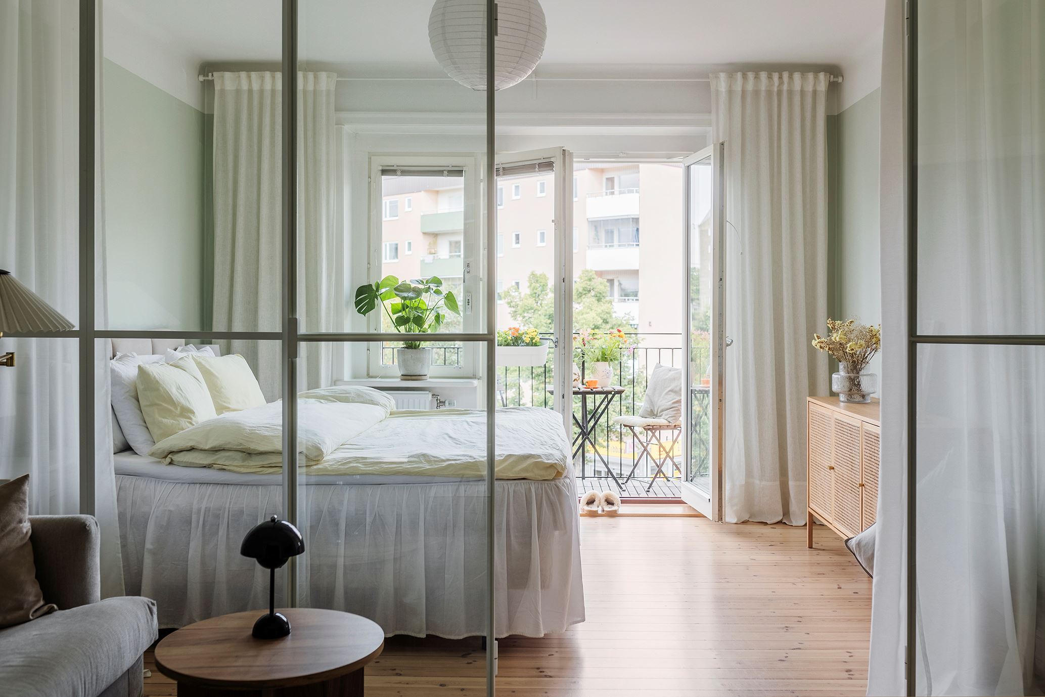 salon et chambre deux-pièces 50m2 avec verrière blanche salon et chambre deux-pièces 50m2 avec verrière blanche