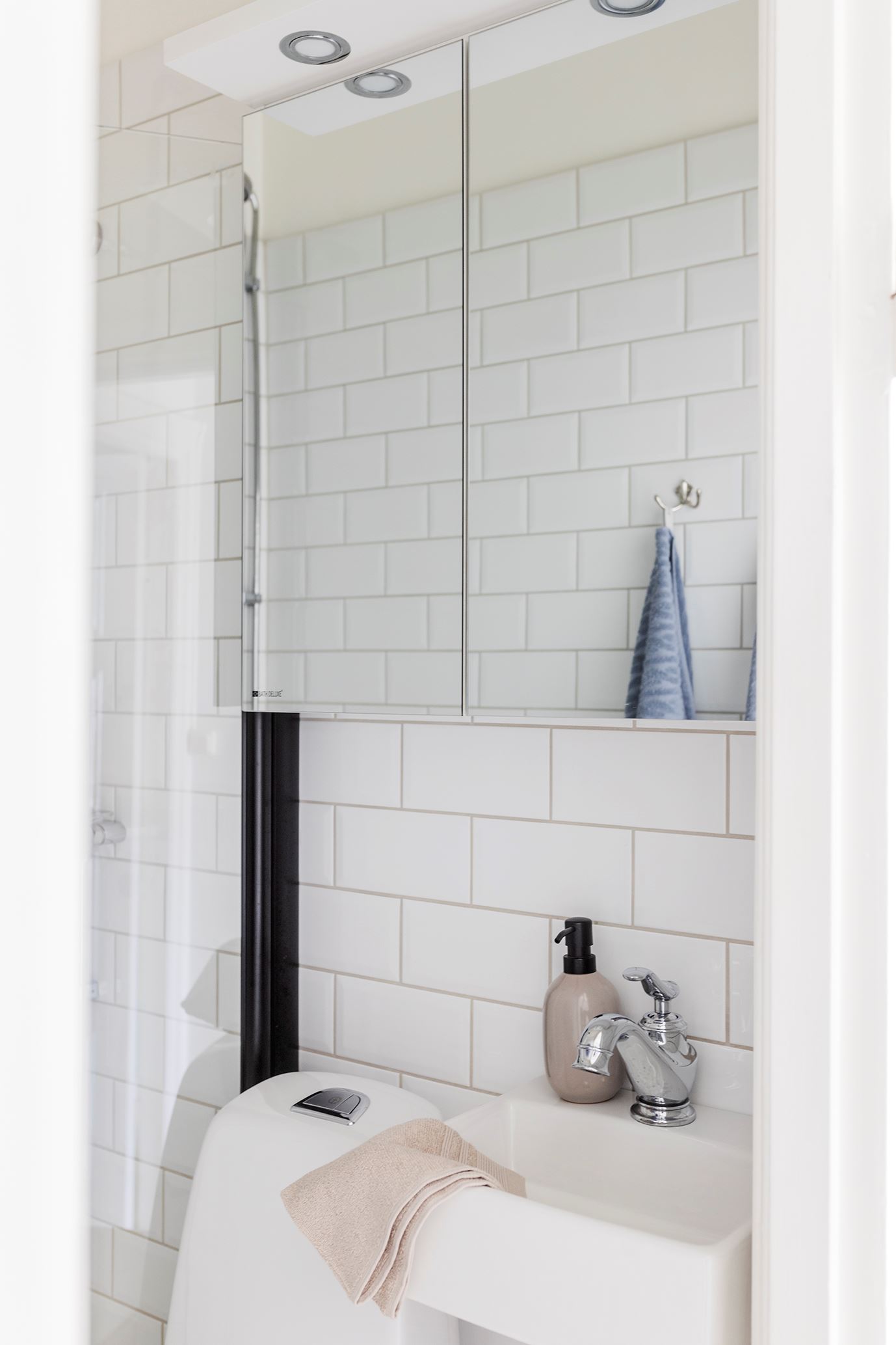 salle d salle d'eau blanche