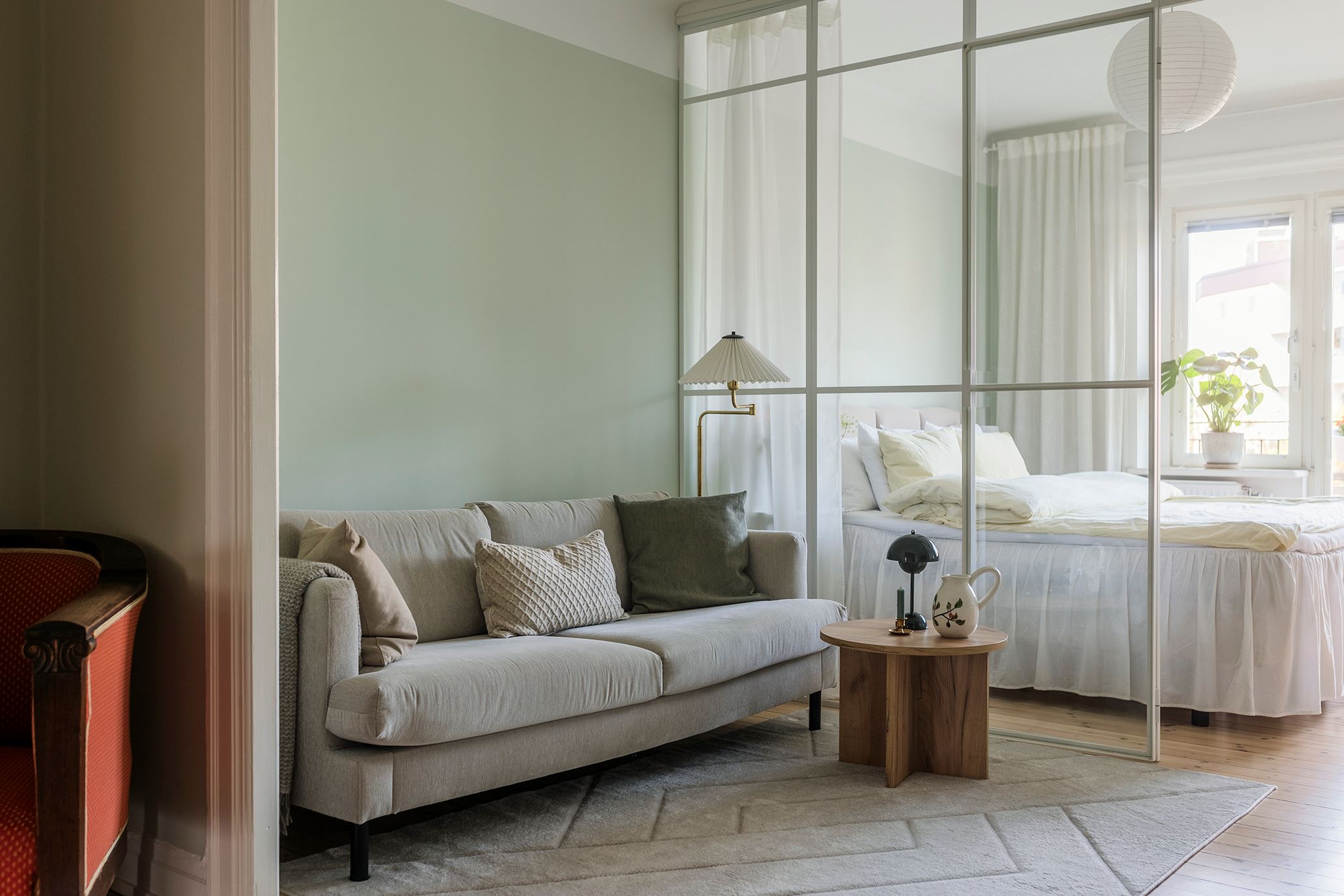 salon et chambre deux-pièces 50m2 avec verrière blanche salon et chambre deux-pièces 50m2 avec verrière blanche