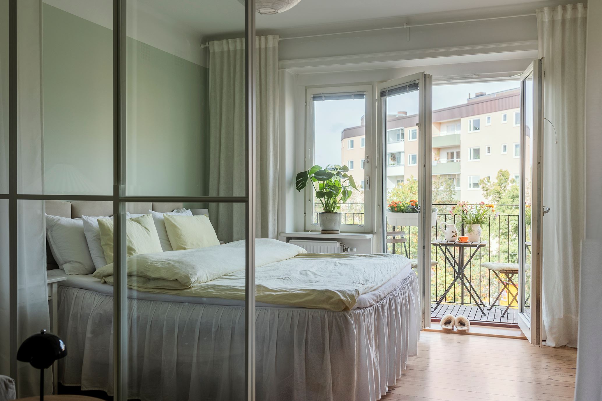 chambre deux-pièces 50m2 avec verrière blanche chambre deux-pièces 50m2 avec verrière blanche