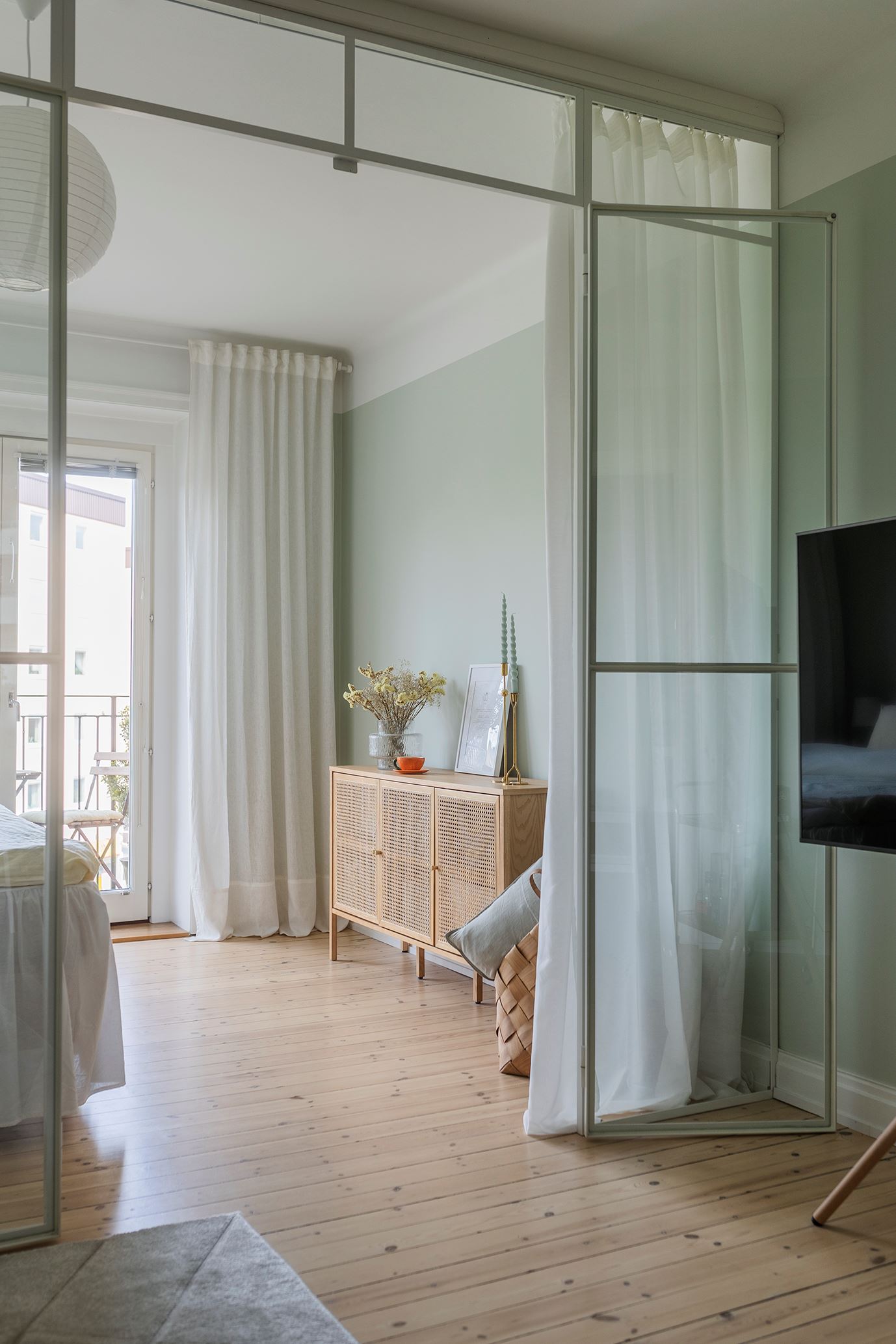 salon et chambre deux-pièces 50m2 avec verrière blanche salon et chambre deux-pièces 50m2 avec verrière blanche