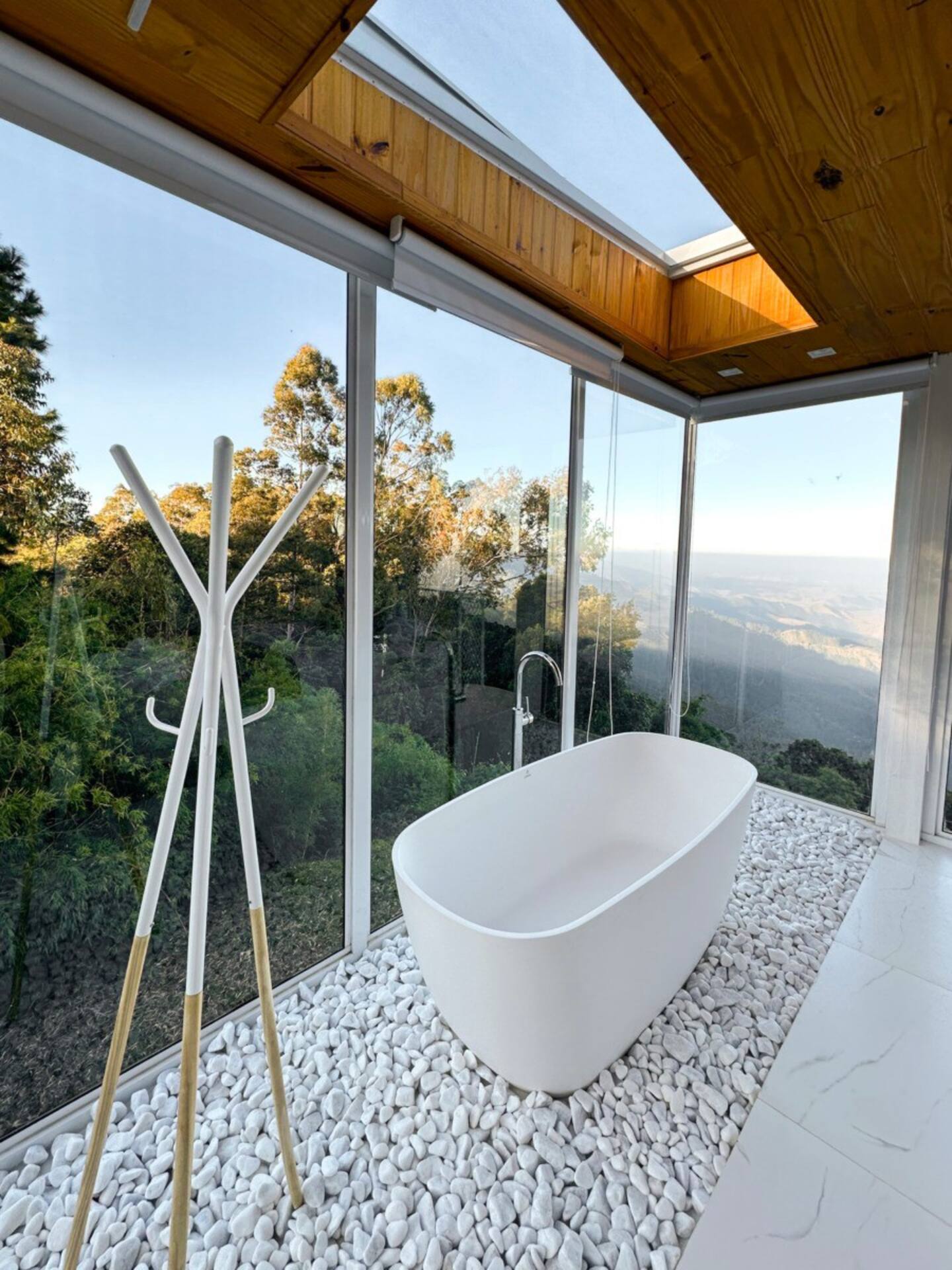 baignoire îlot sur pierres maison A-Frame design blanche