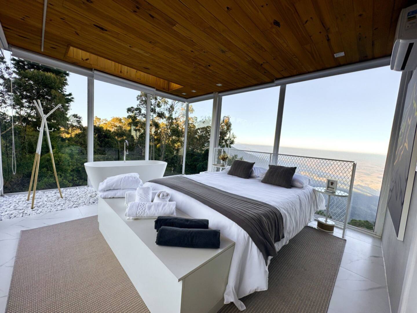 chambre avec baignoire maison A-Frame design blanche