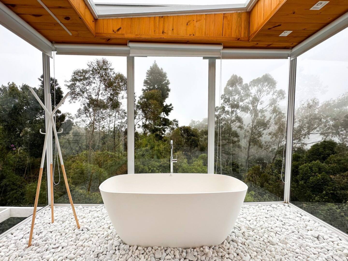baignoire îlot sur pierres maison A-Frame design blanche