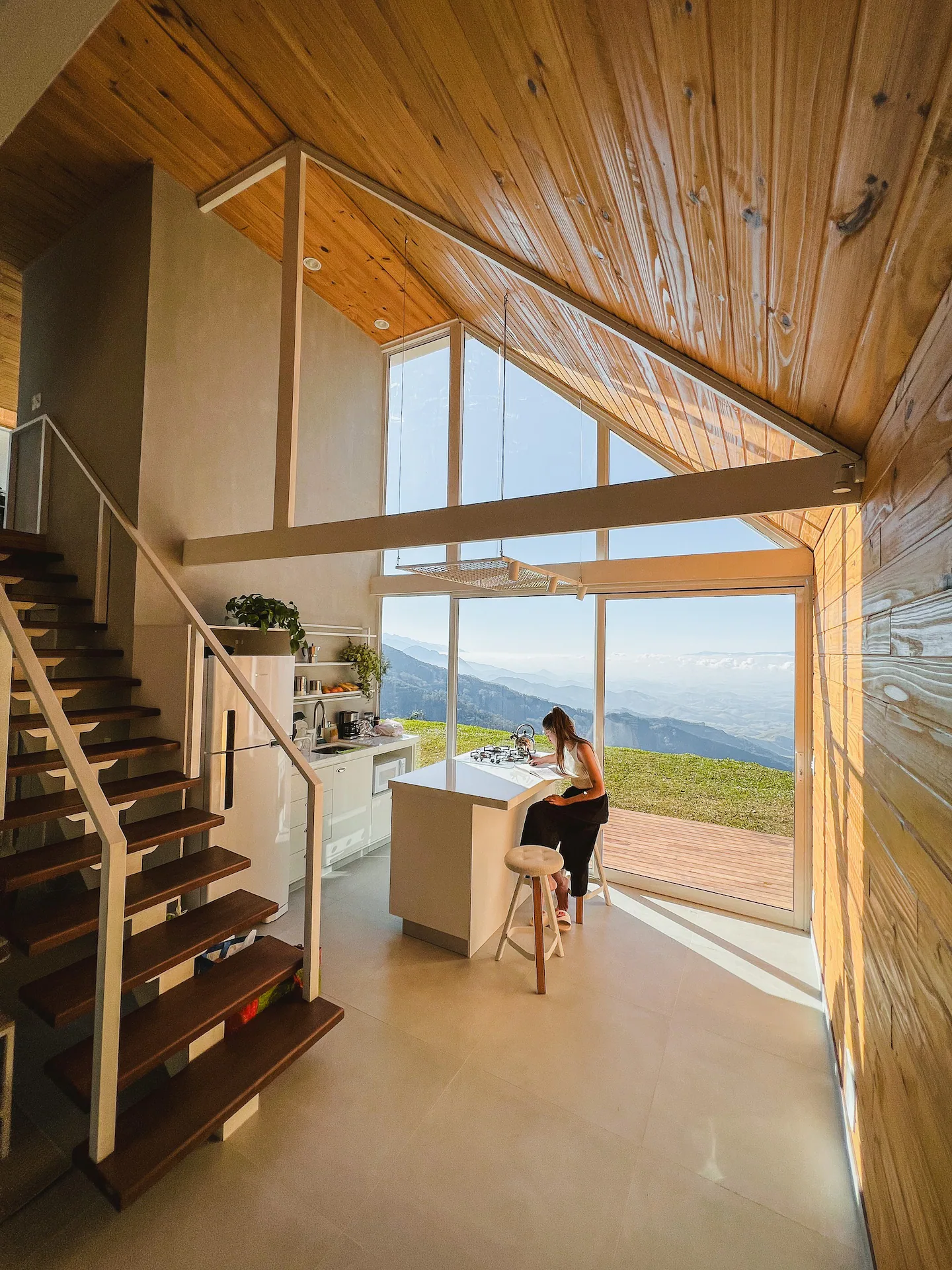 cuisine ouverte maison A-Frame design blanche