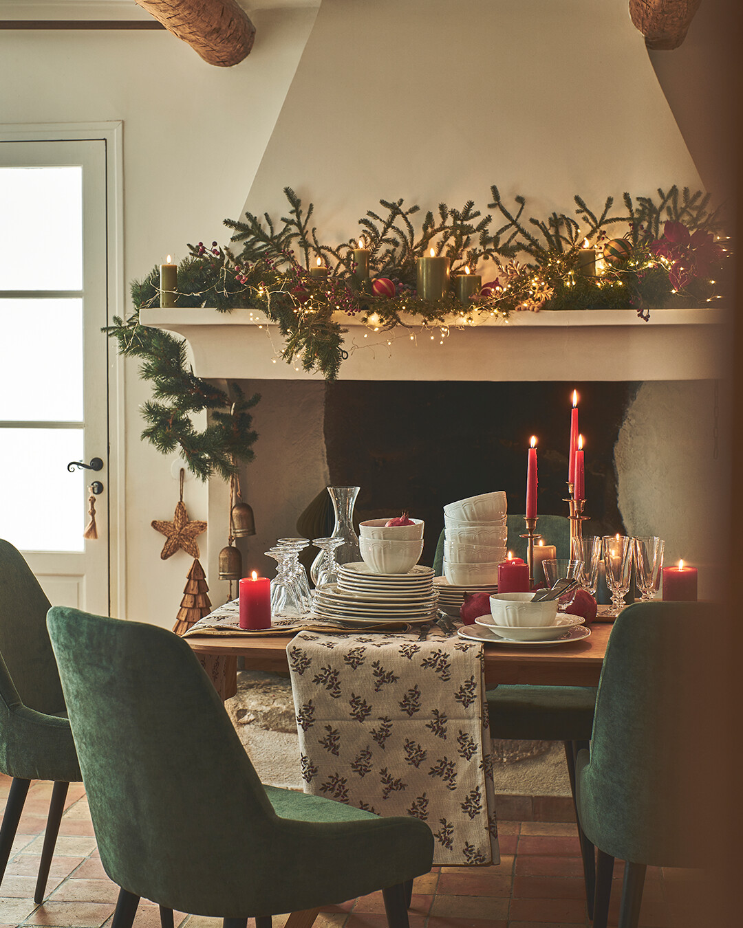 salle à manger verte et rouge décoration Alinea Noël 2024 salle à manger verte et rouge décoration Alinea Noël 2024