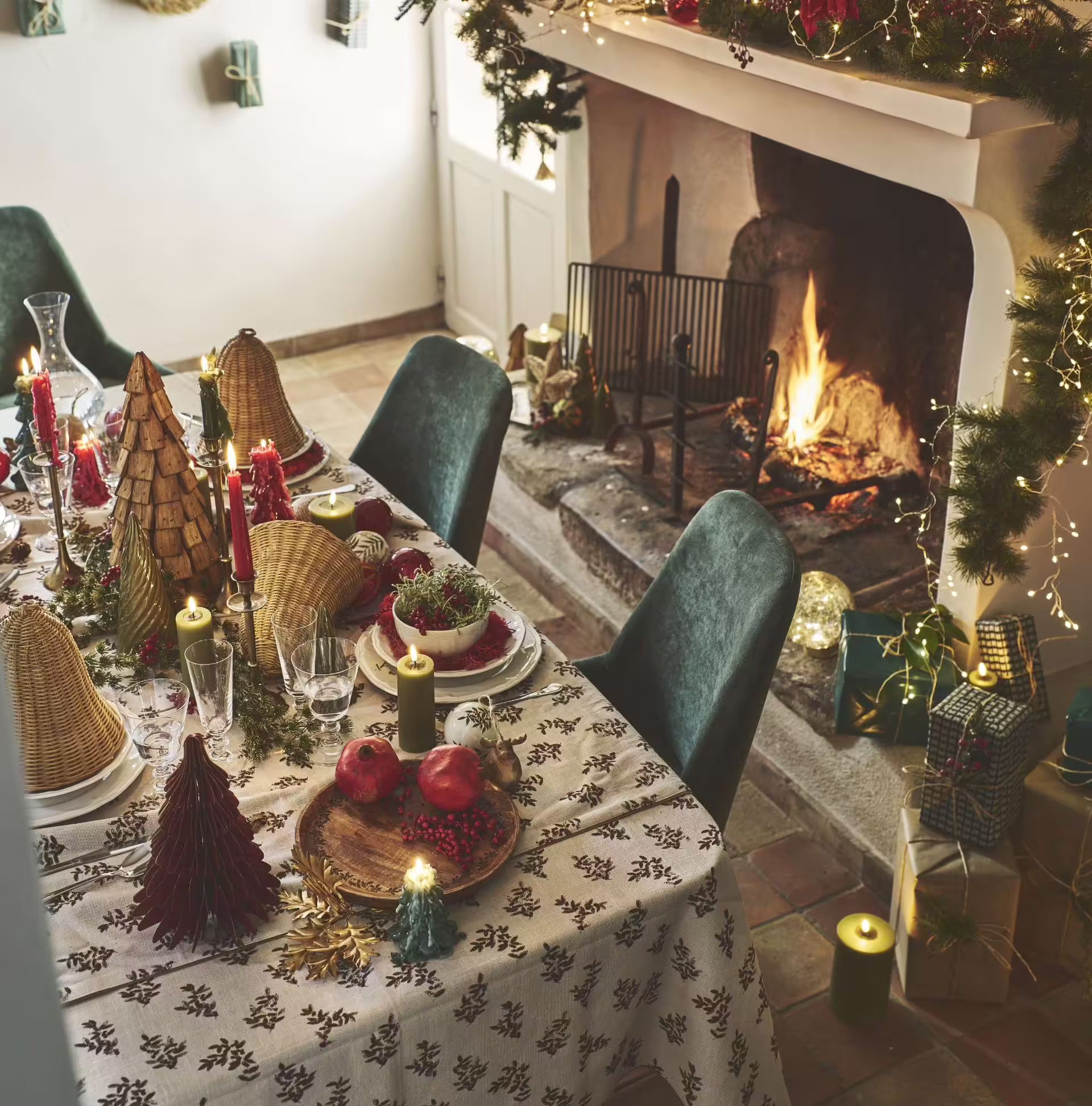 salle à manger verte et rouge décoration Alinea Noël 2024 salle à manger verte et rouge décoration Alinea Noël 2024