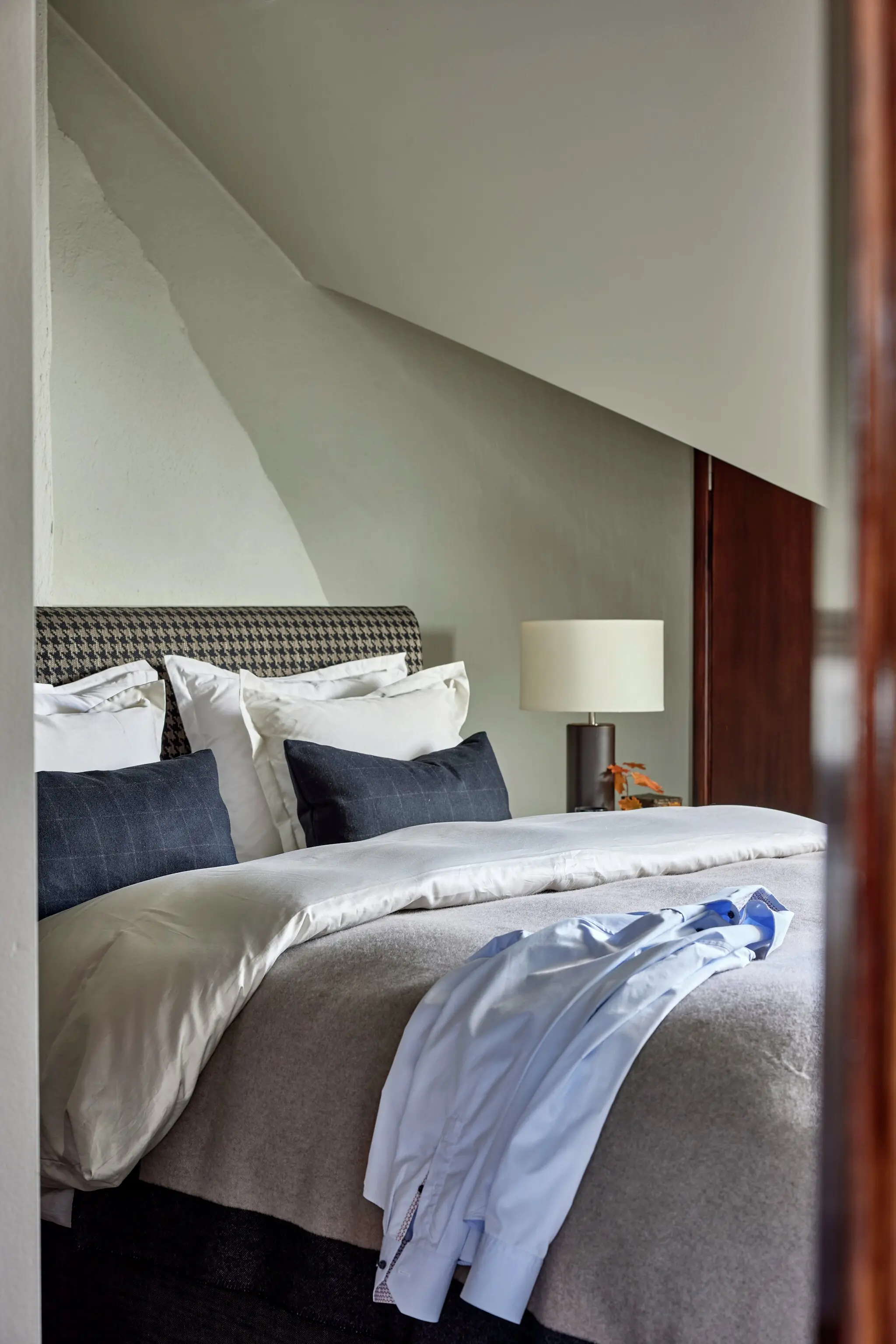 chambre appartement sous les toits avec poutres décoration contemporaine Slettvoll