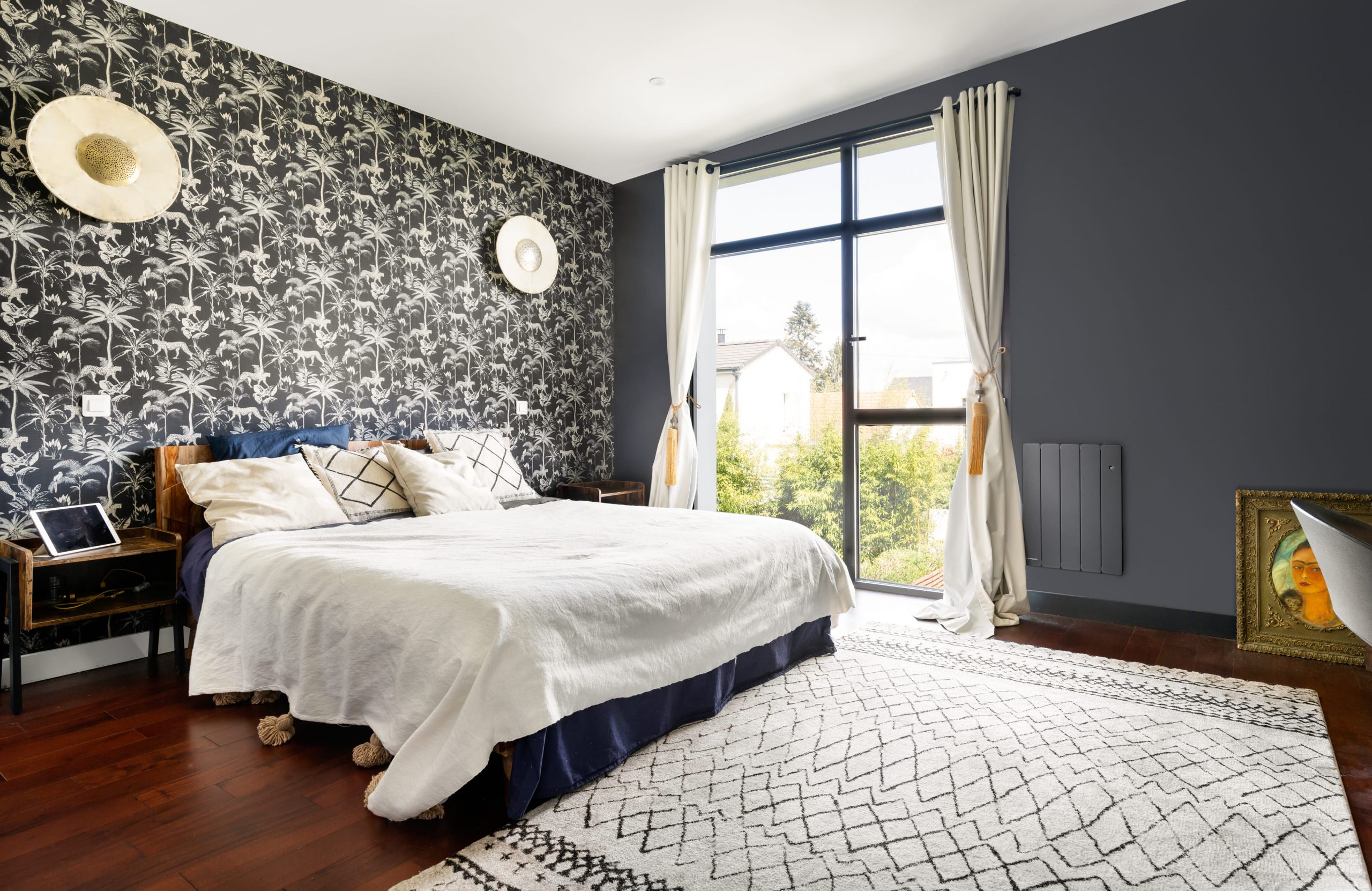 chambre avec papier-peint rénovation maison de ville photo : © Thierry Gravoille chambre avec papier-peint rénovation maison de ville photo : © Thierry Gravoille