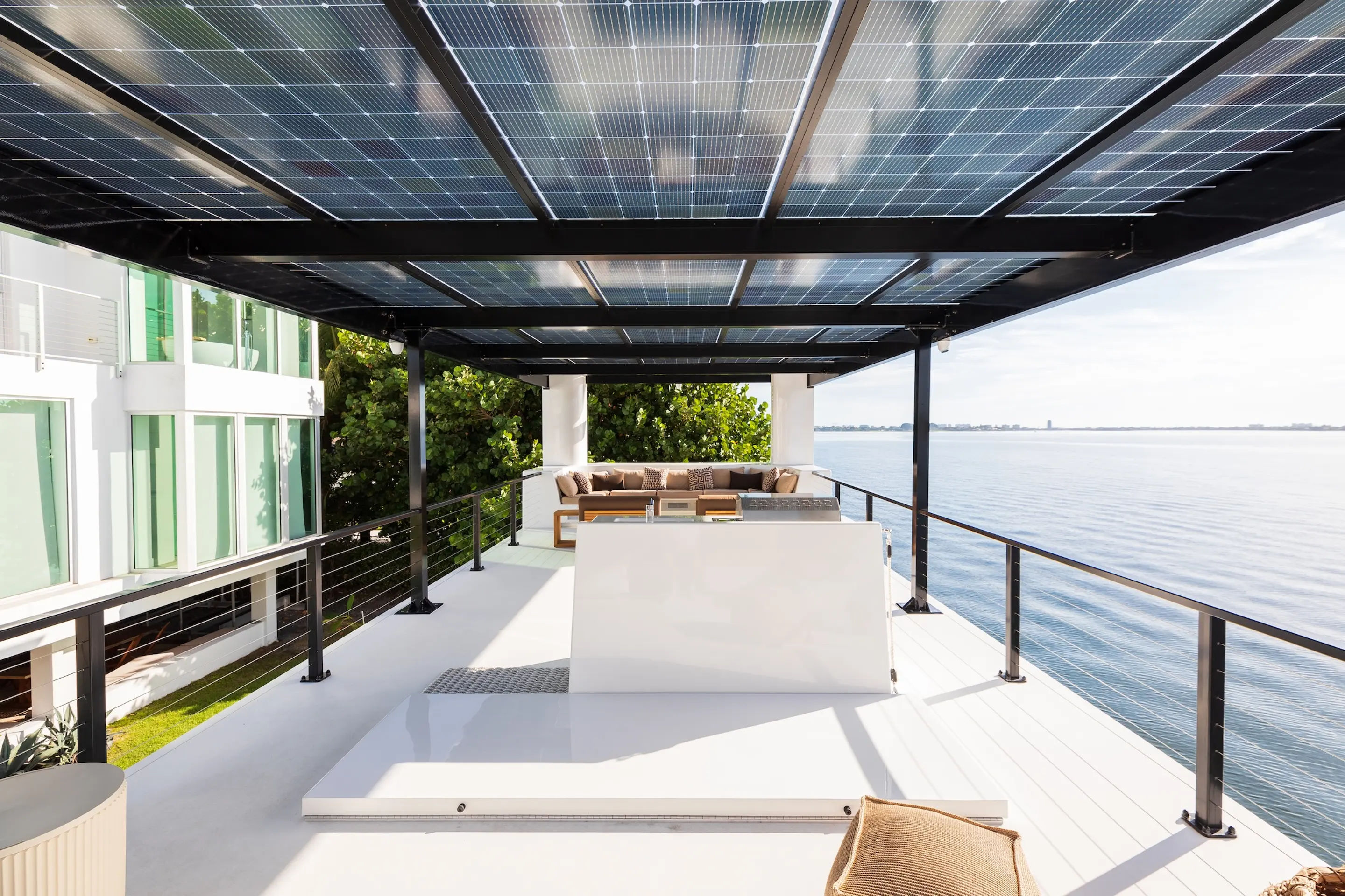 terrasse avec panneaux solaires maison flottante Arkup 50