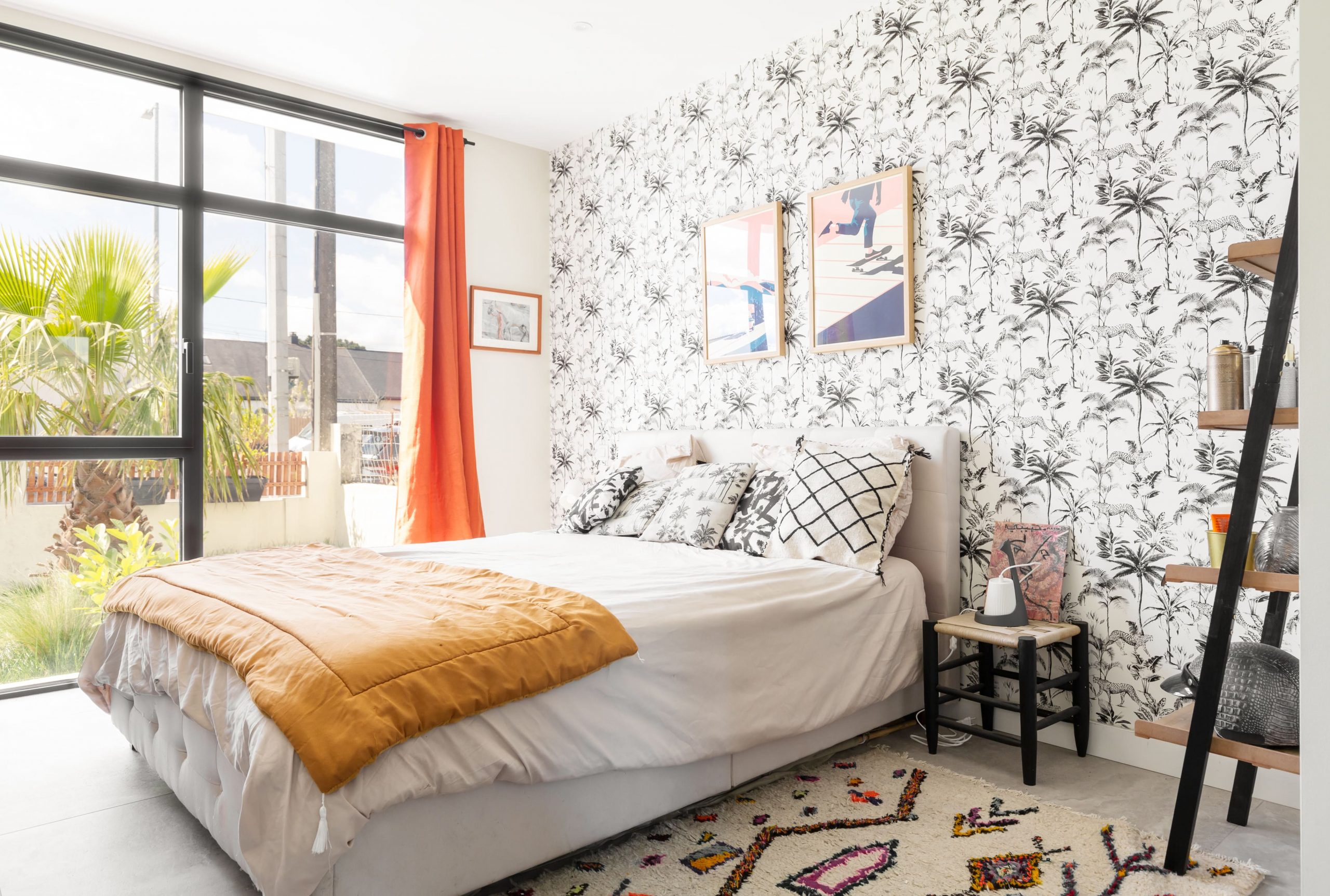 chambre avec papier-peint rénovation maison de ville photo : © Thierry Gravoille chambre avec papier-peint rénovation maison de ville photo : © Thierry Gravoille