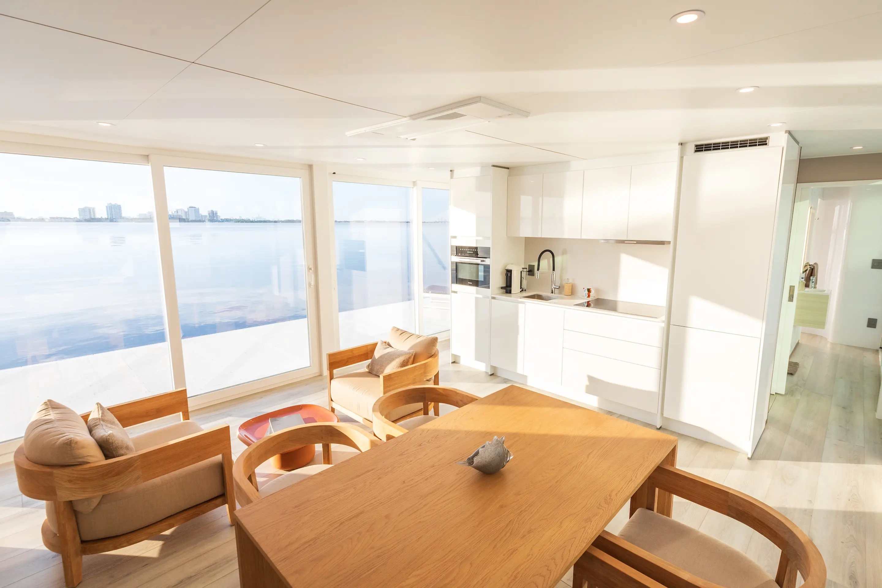 salle à manger et cuisine maison flottante Arkup 50