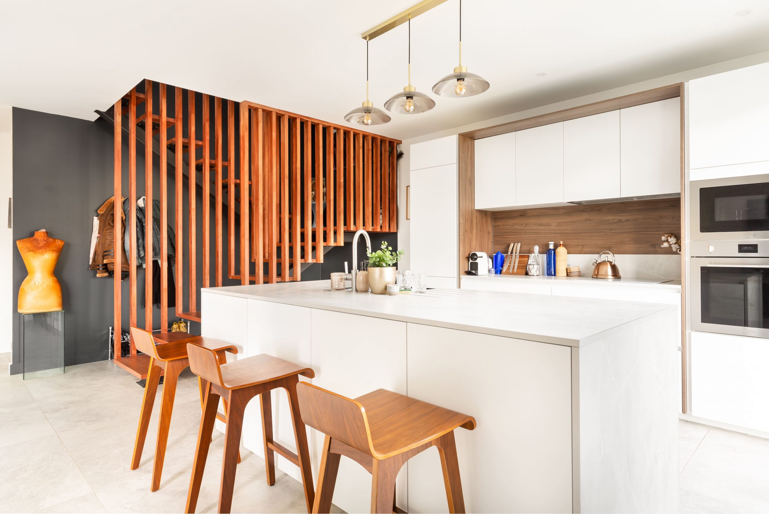 cuisine ouverte blanche décoration contemporaine rénovation maison de ville photo : © Thierry Gravoille cuisine ouverte blanche décoration contemporaine rénovation maison de ville photo : © Thierry Gravoille