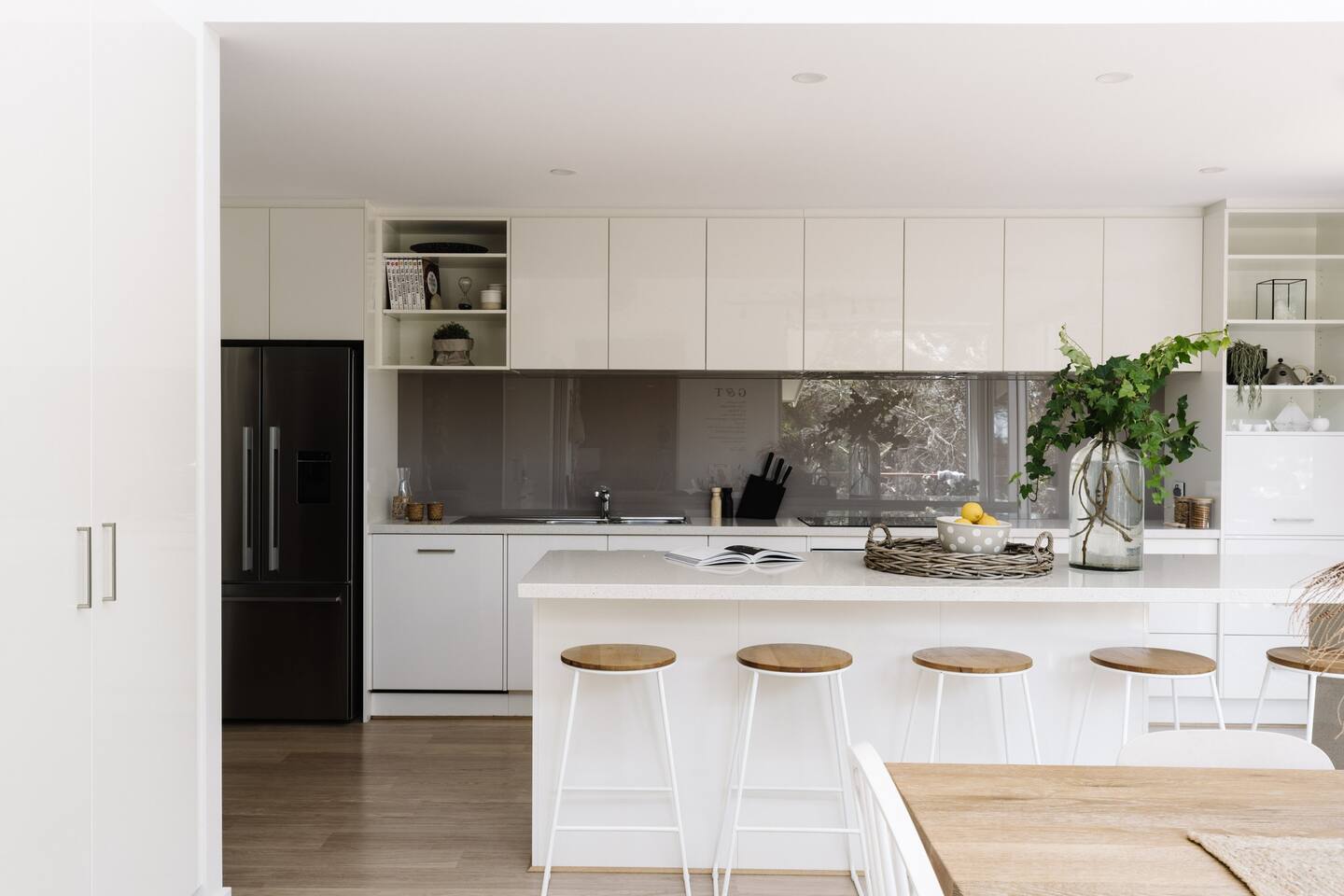 cuisine blanche design maison de plage Australie Kestrels Nest cuisine blanche design maison de plage Australie Kestrels Nest
