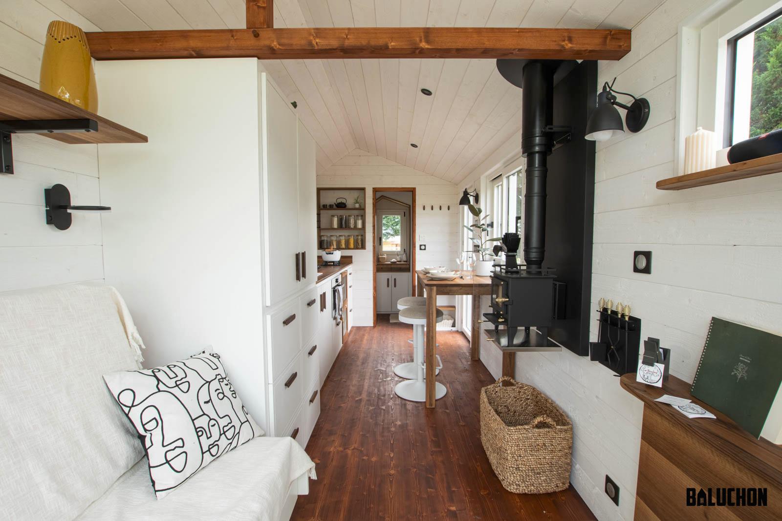 salon avec poutres tiny house Moulinsart Baluchon salon avec poutres tiny house Moulinsart Baluchon