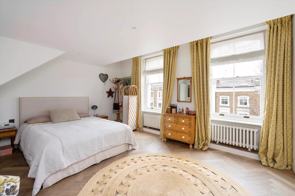 chambre avec rideaux jaunes